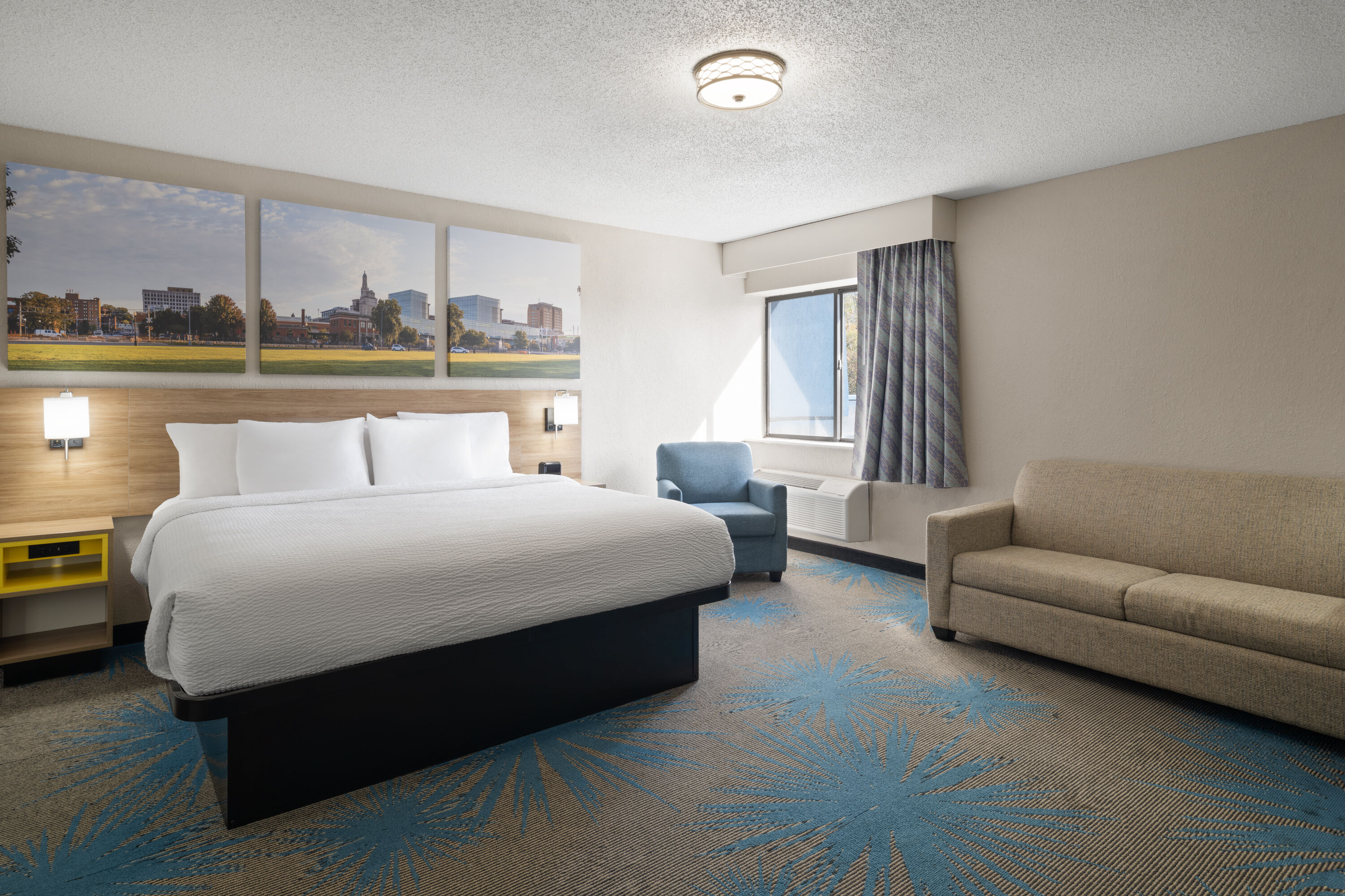 Days Inn by Wyndham Davenport suite in Davenport, Iowa