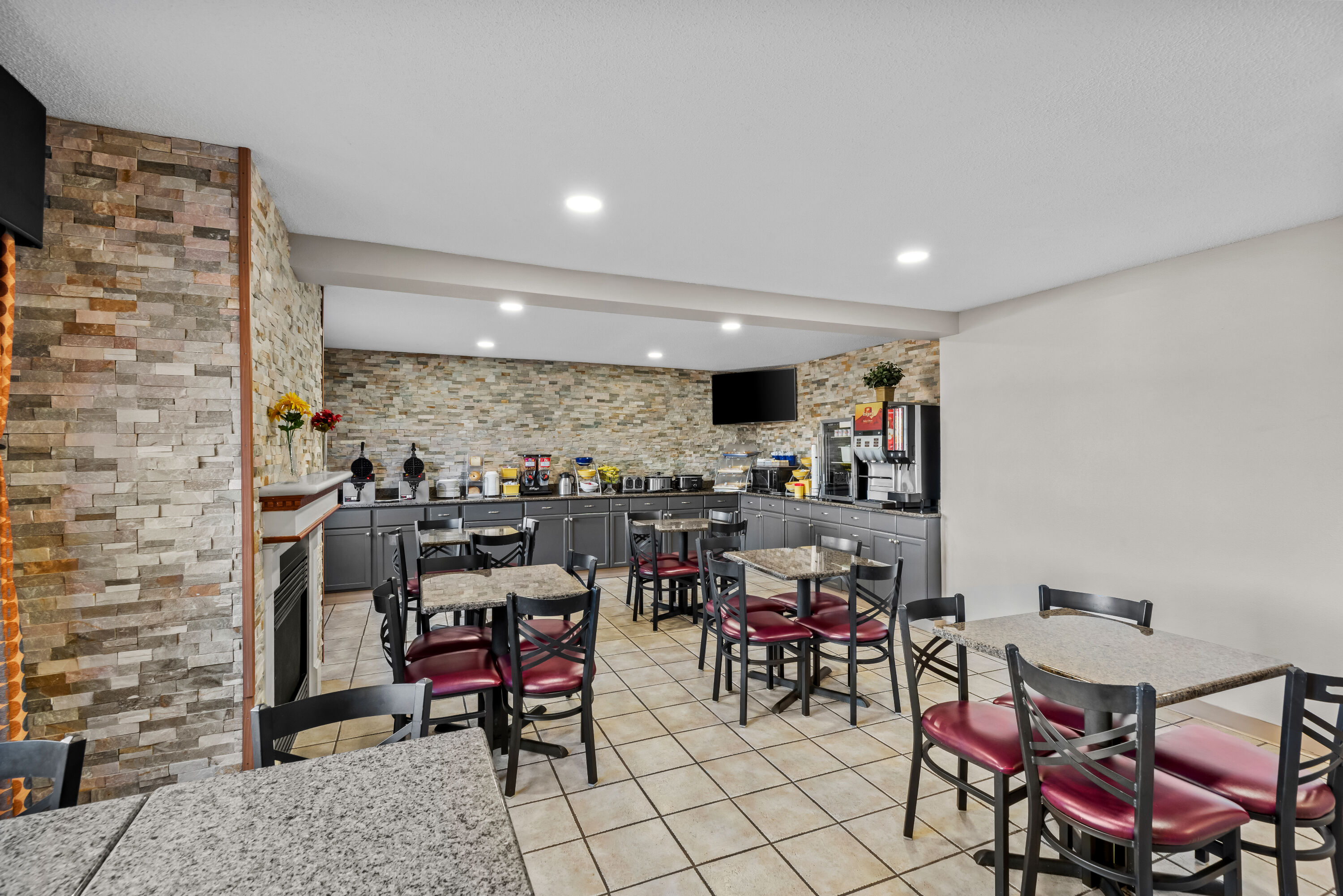 Days Inn & Suites by Wyndham Des Moines Airport restaurant breakfast area with seating in Des Moines, Iowa
