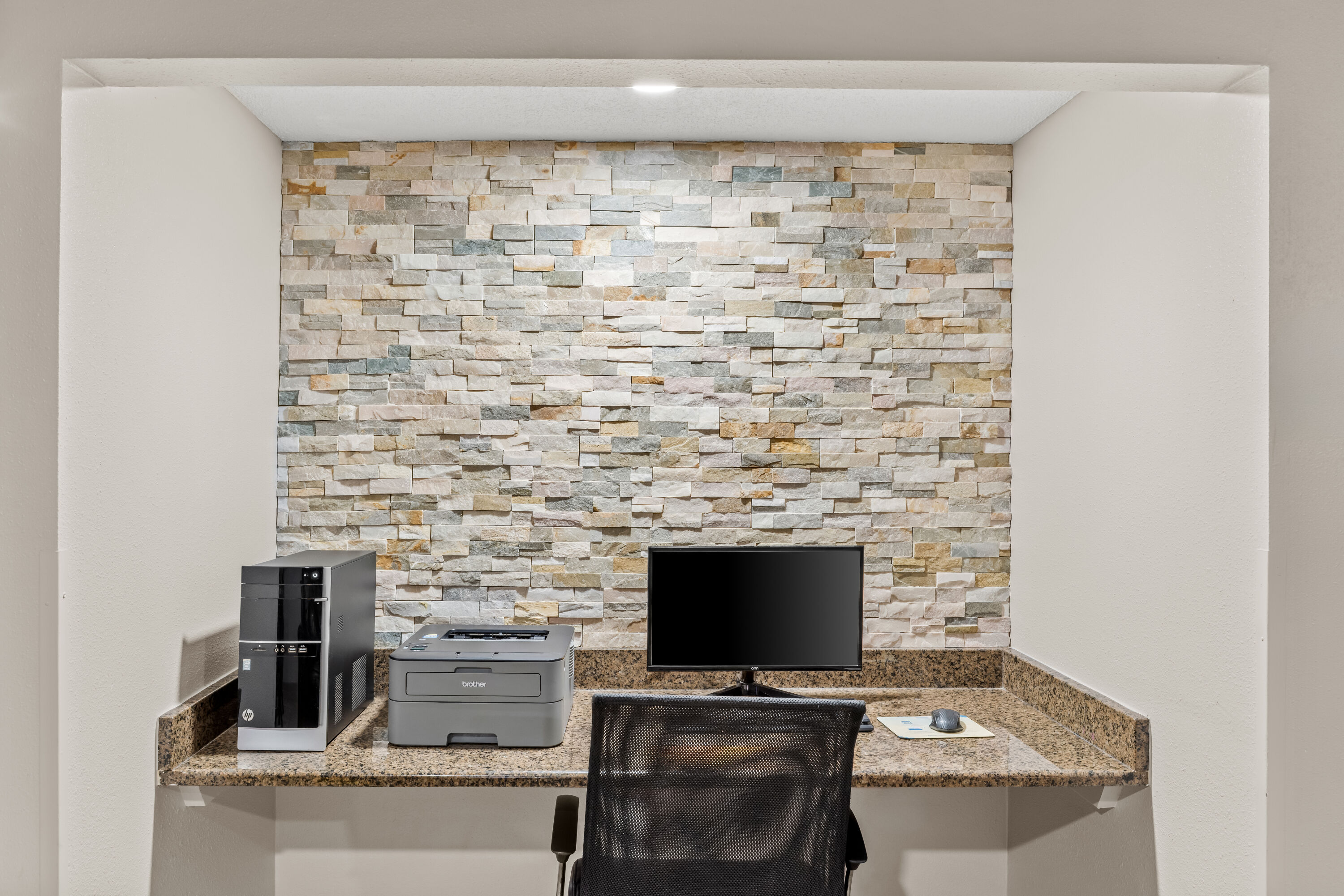 Days Inn & Suites by Wyndham Des Moines Airport business center in Des Moines, Iowa