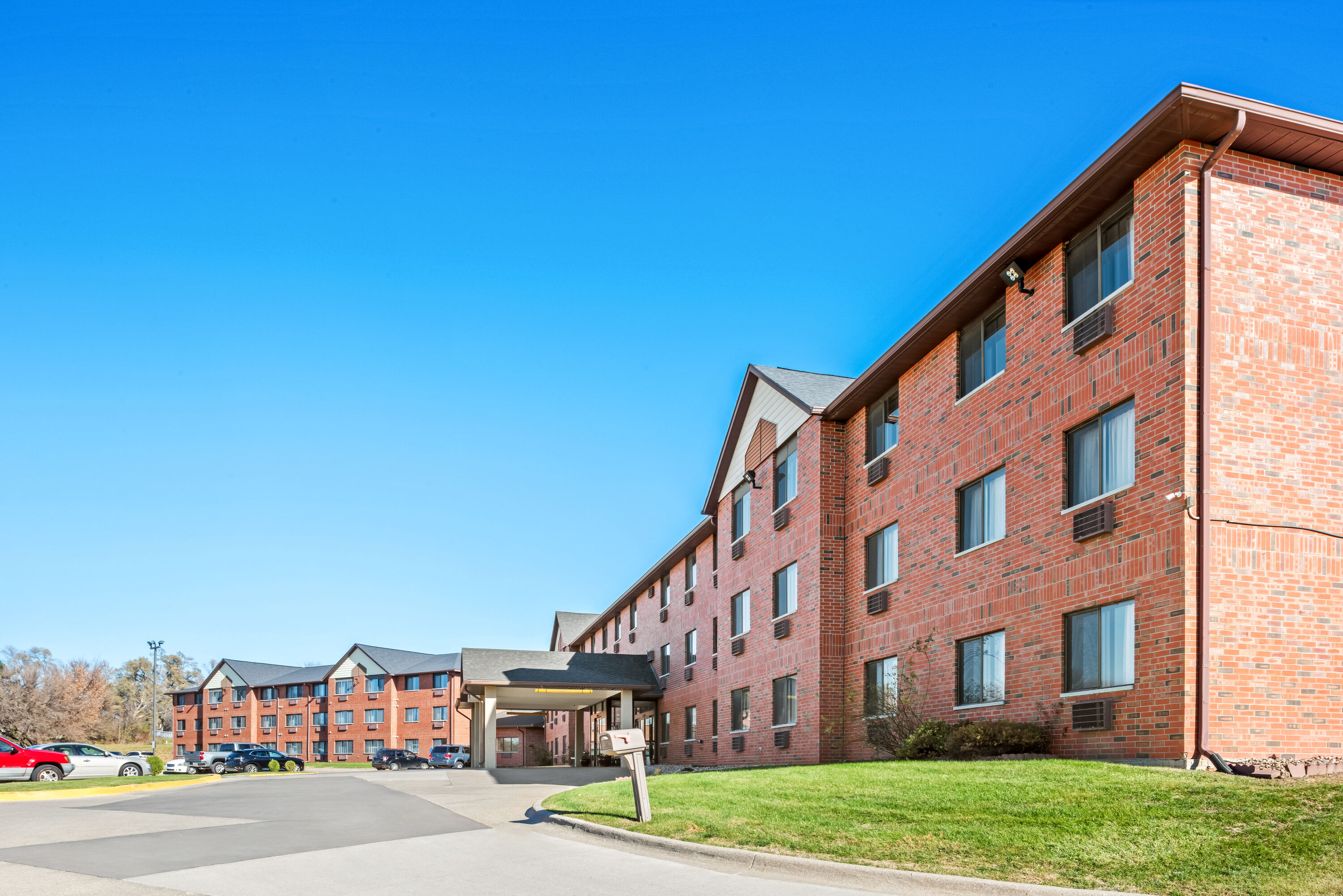 Days Inn & Suites by Wyndham Des Moines Airport | Des Moines, IA Hotels