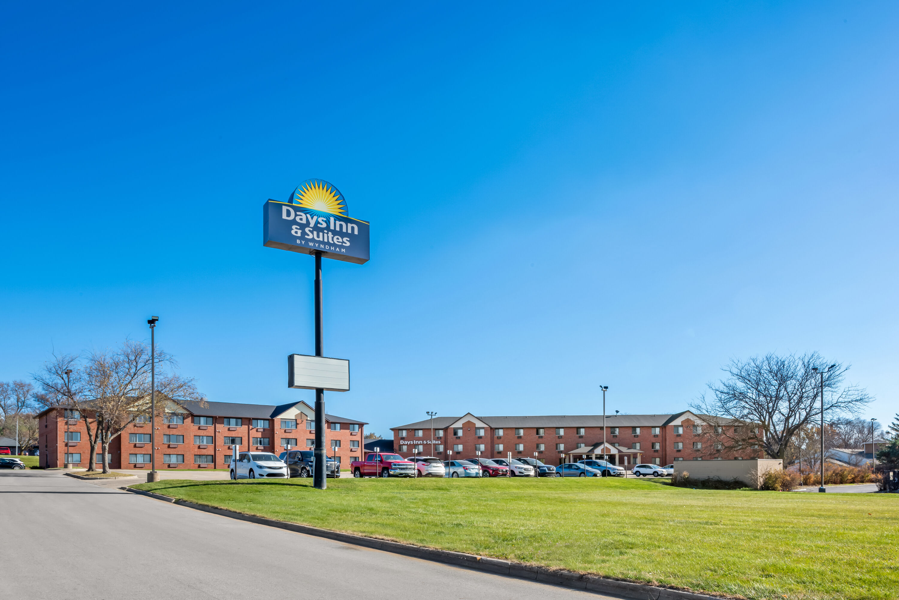 Exterior Day Image of Days Inn & Suites by Wyndham Des Moines Airport hotel in Des Moines, Iowa