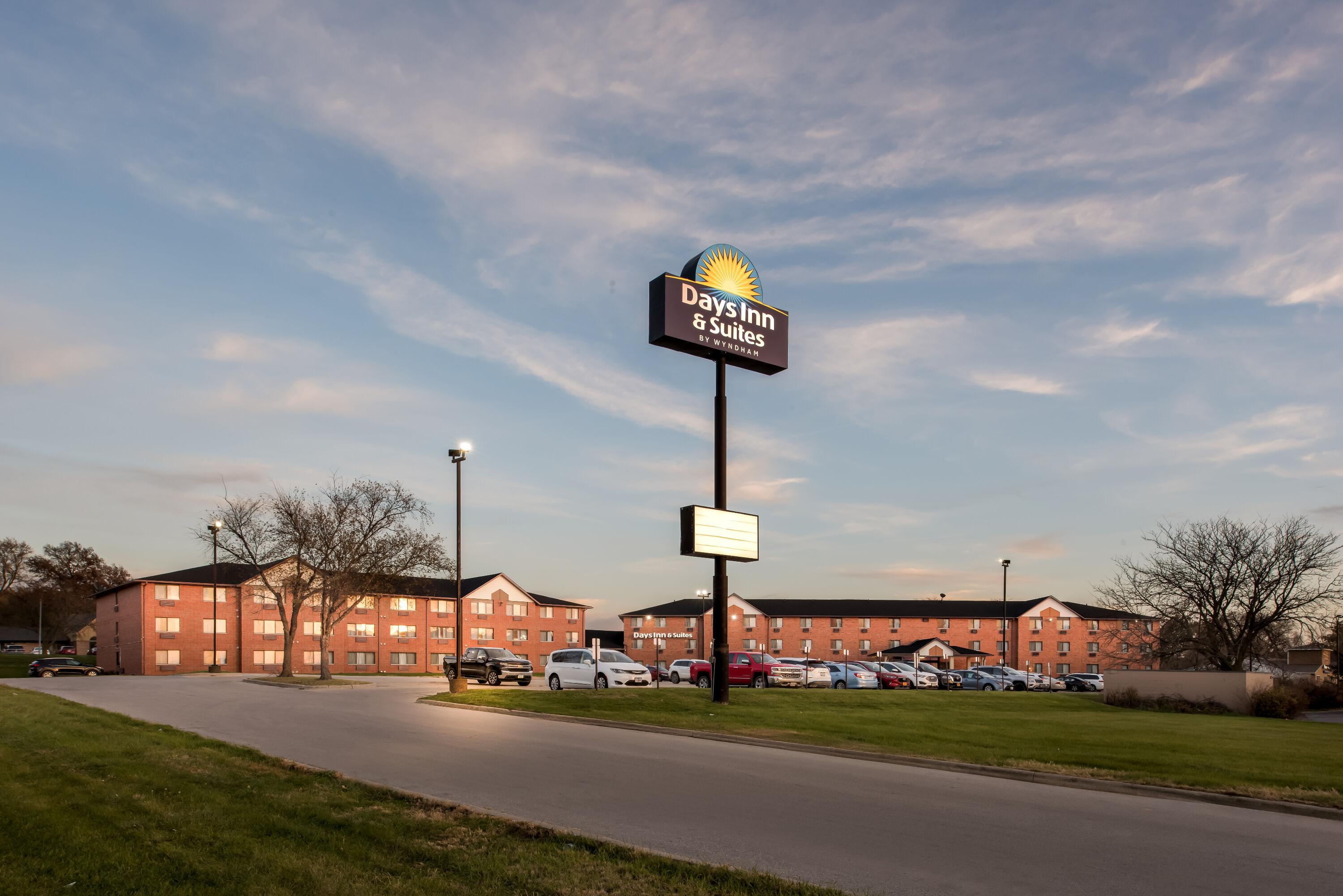 Exterior Night Image of Days Inn & Suites by Wyndham Des Moines Airport hotel in Des Moines, Iowa