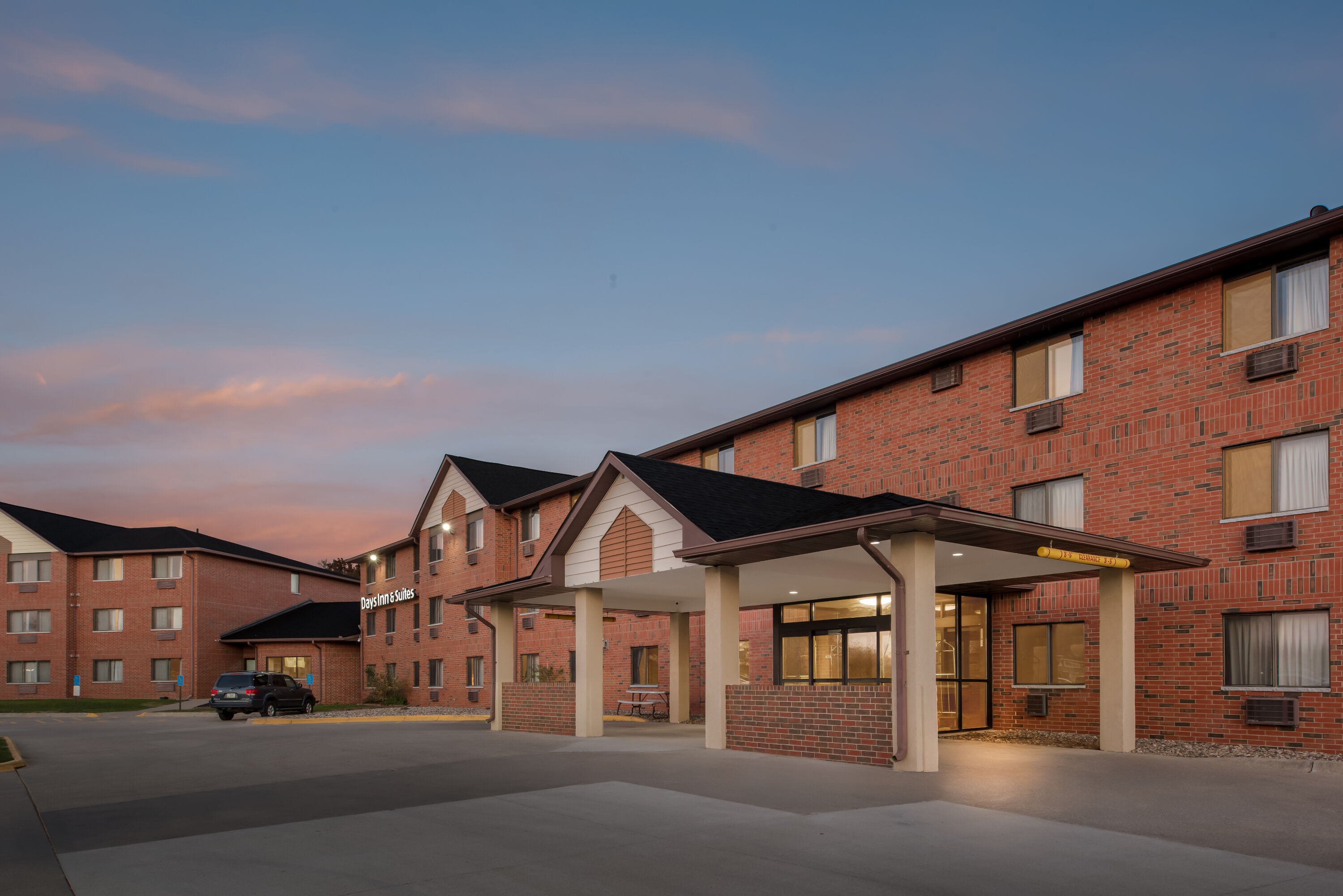 Exterior Night Image of Days Inn & Suites by Wyndham Des Moines Airport hotel in Des Moines, Iowa