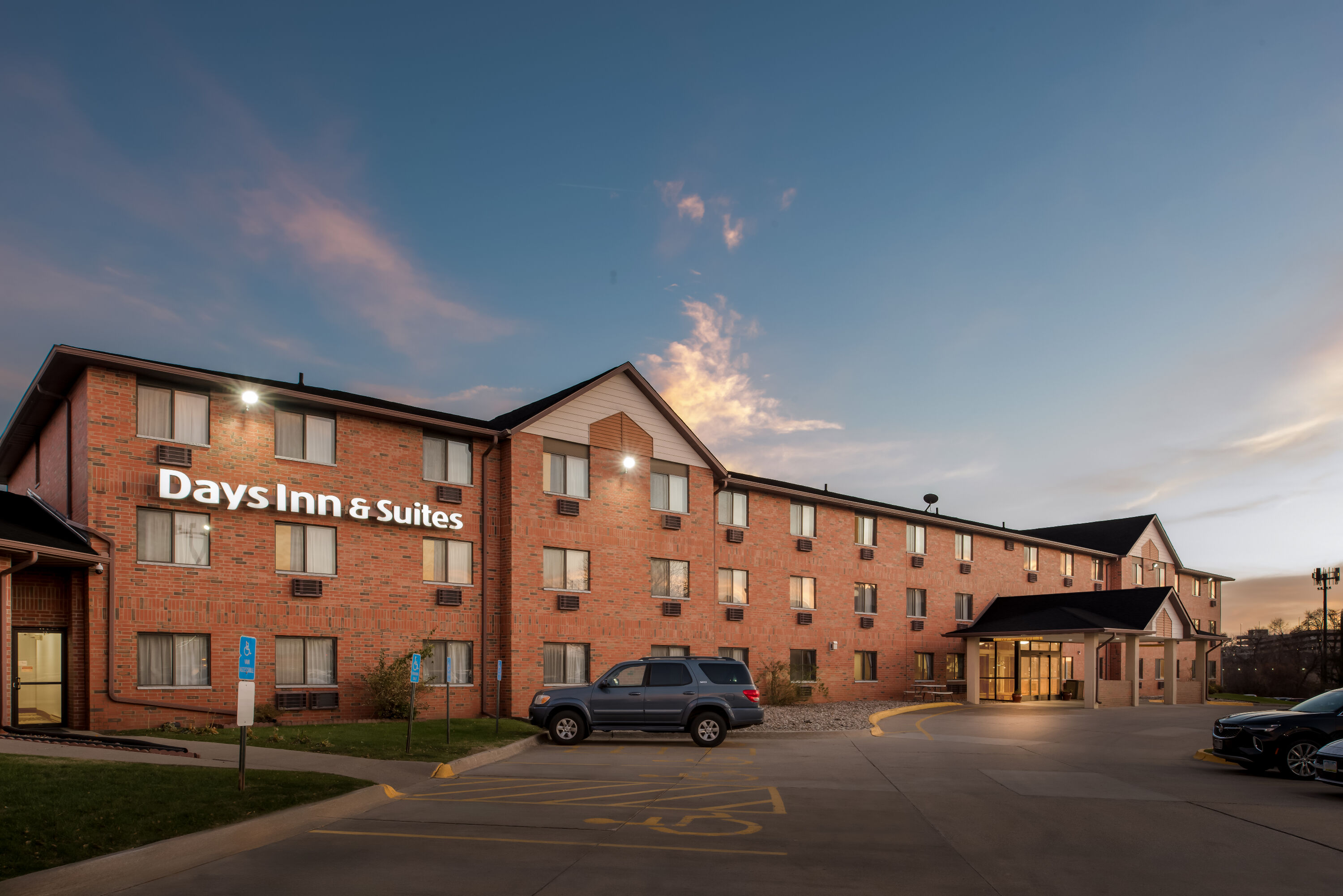 Exterior Night Image of Days Inn & Suites by Wyndham Des Moines Airport hotel in Des Moines, Iowa