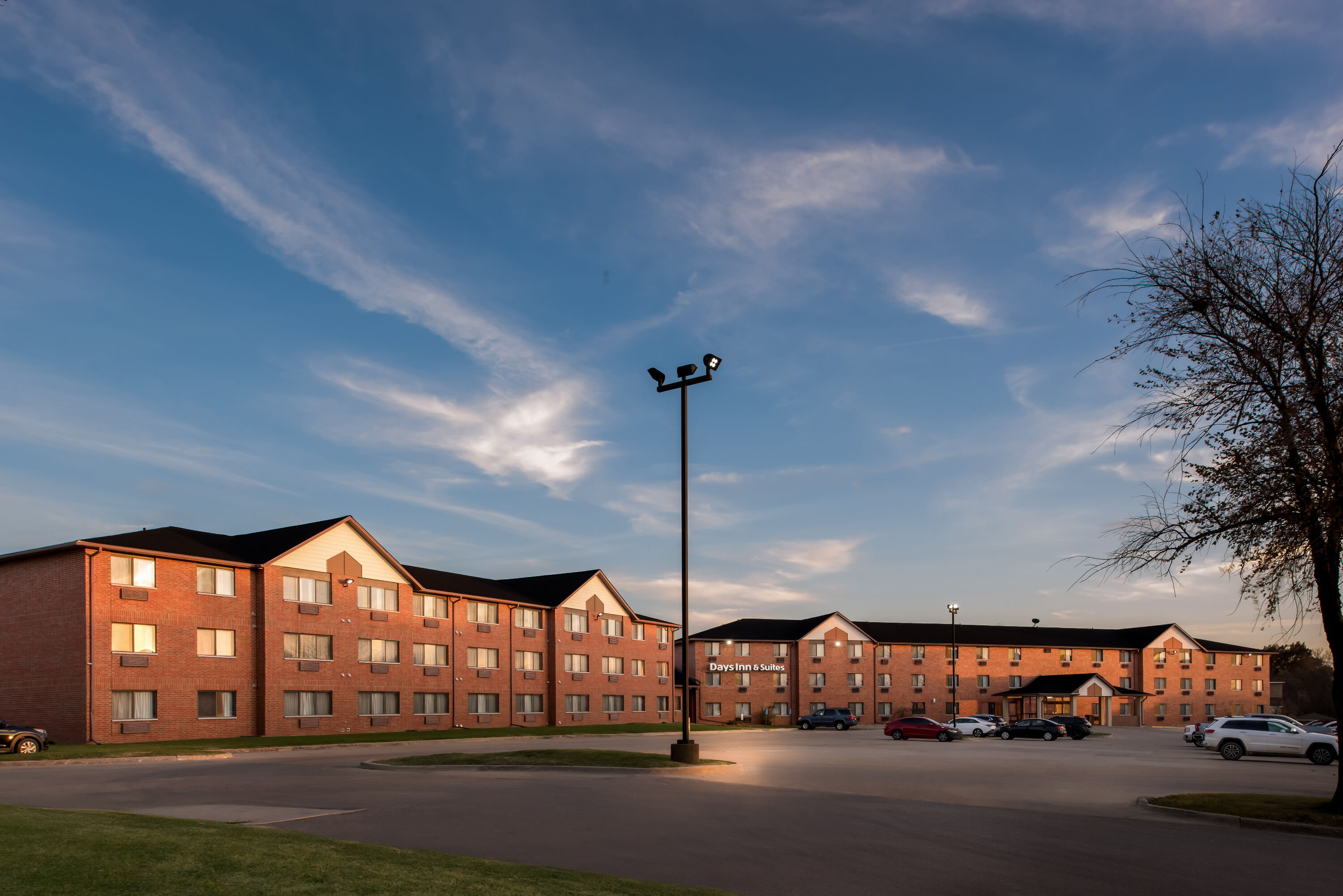 Exterior Night Image of Days Inn & Suites by Wyndham Des Moines Airport hotel in Des Moines, Iowa