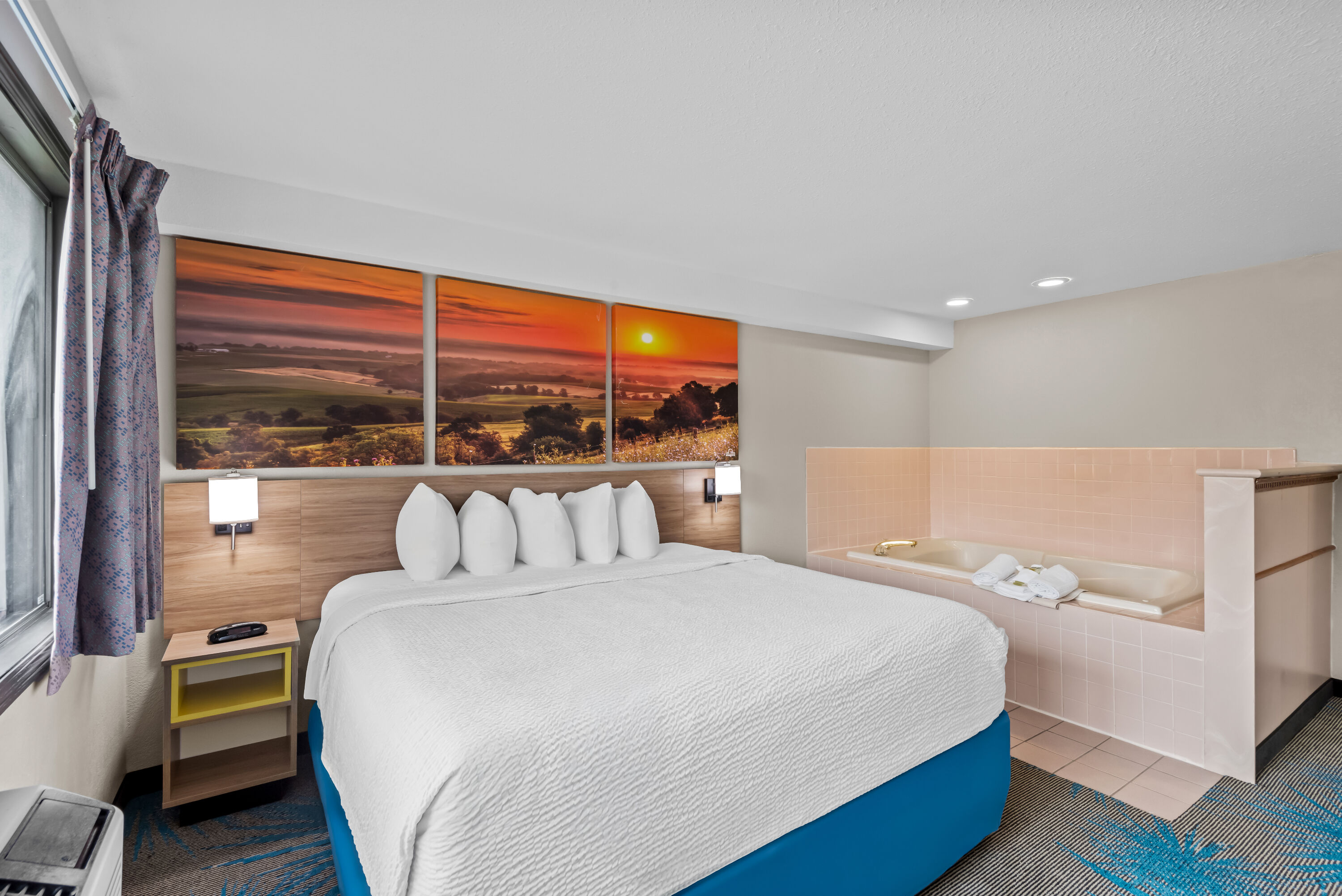 Days Inn & Suites by Wyndham Des Moines Airport hot tub suite in Des Moines, Iowa