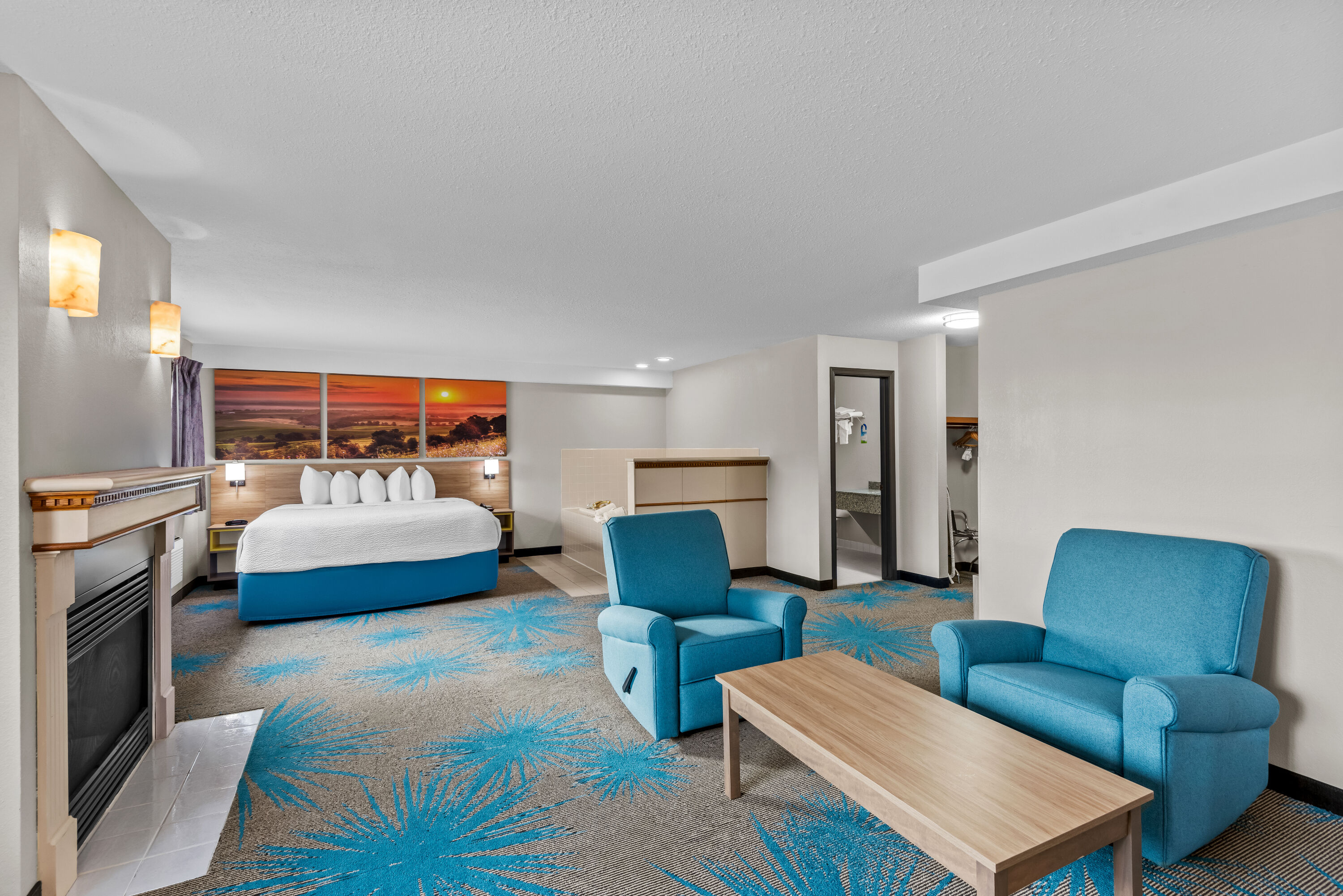 Days Inn & Suites by Wyndham Des Moines Airport hot tub suite in Des Moines, Iowa