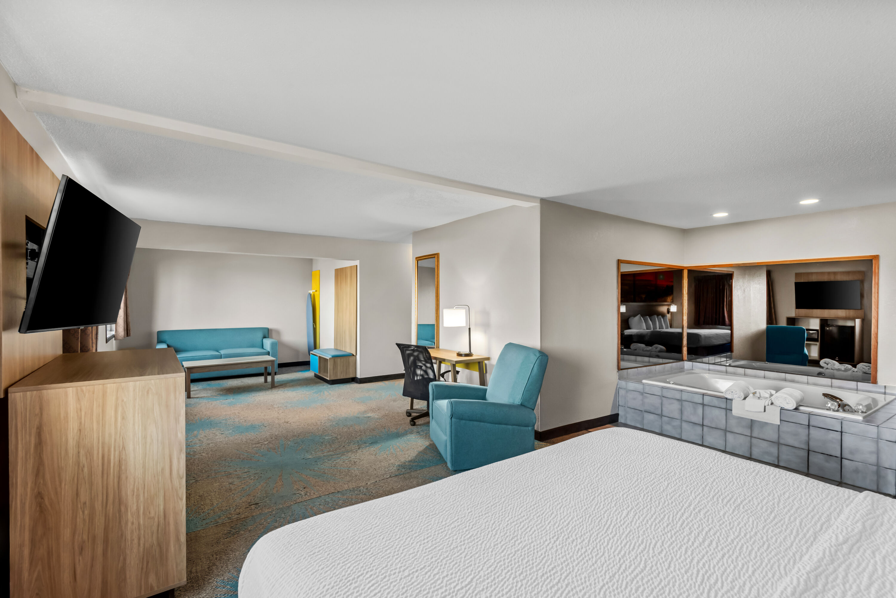 Days Inn & Suites by Wyndham Des Moines Airport hot tub suite in Des Moines, Iowa