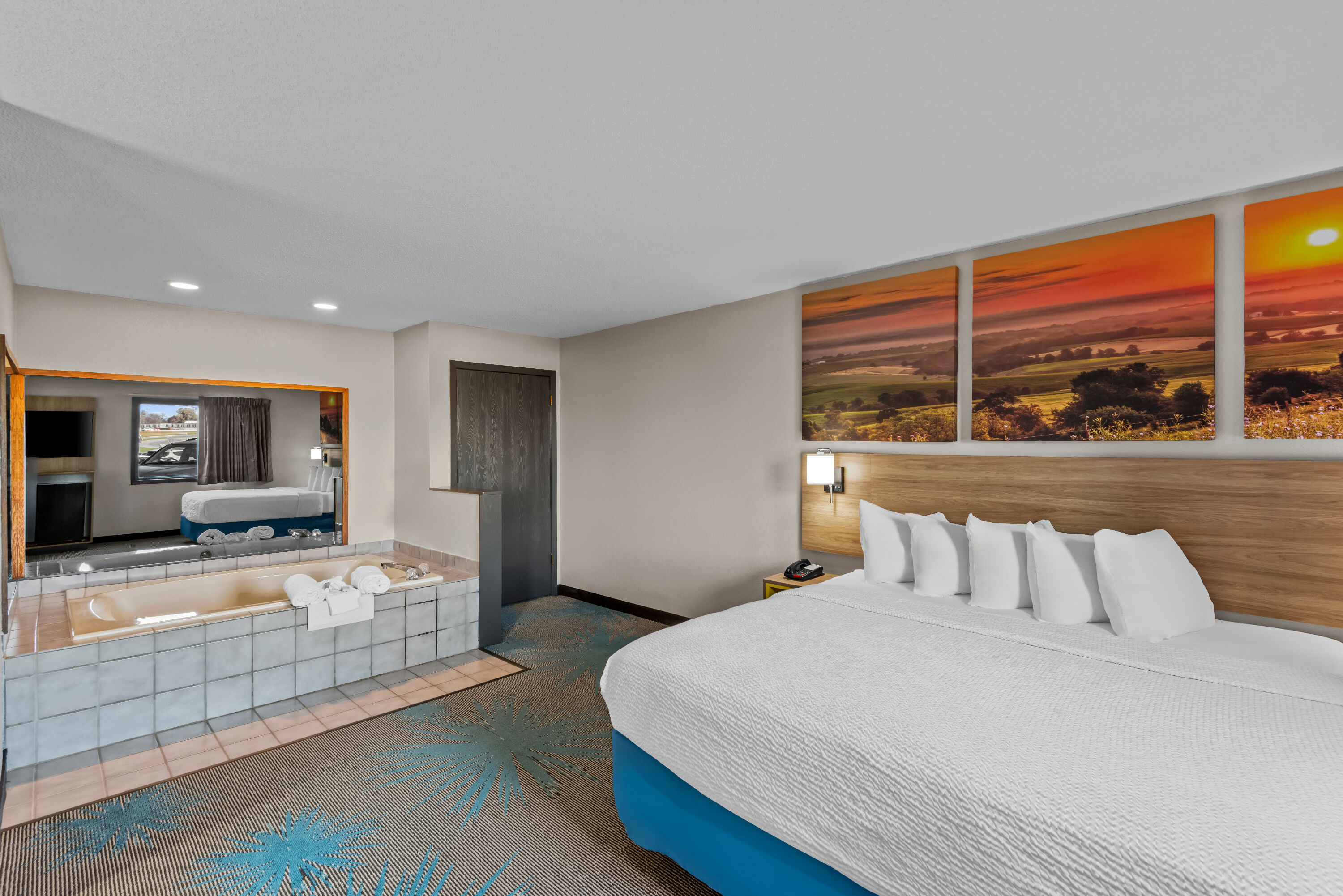 Days Inn & Suites by Wyndham Des Moines Airport hot tub suite in Des Moines, Iowa