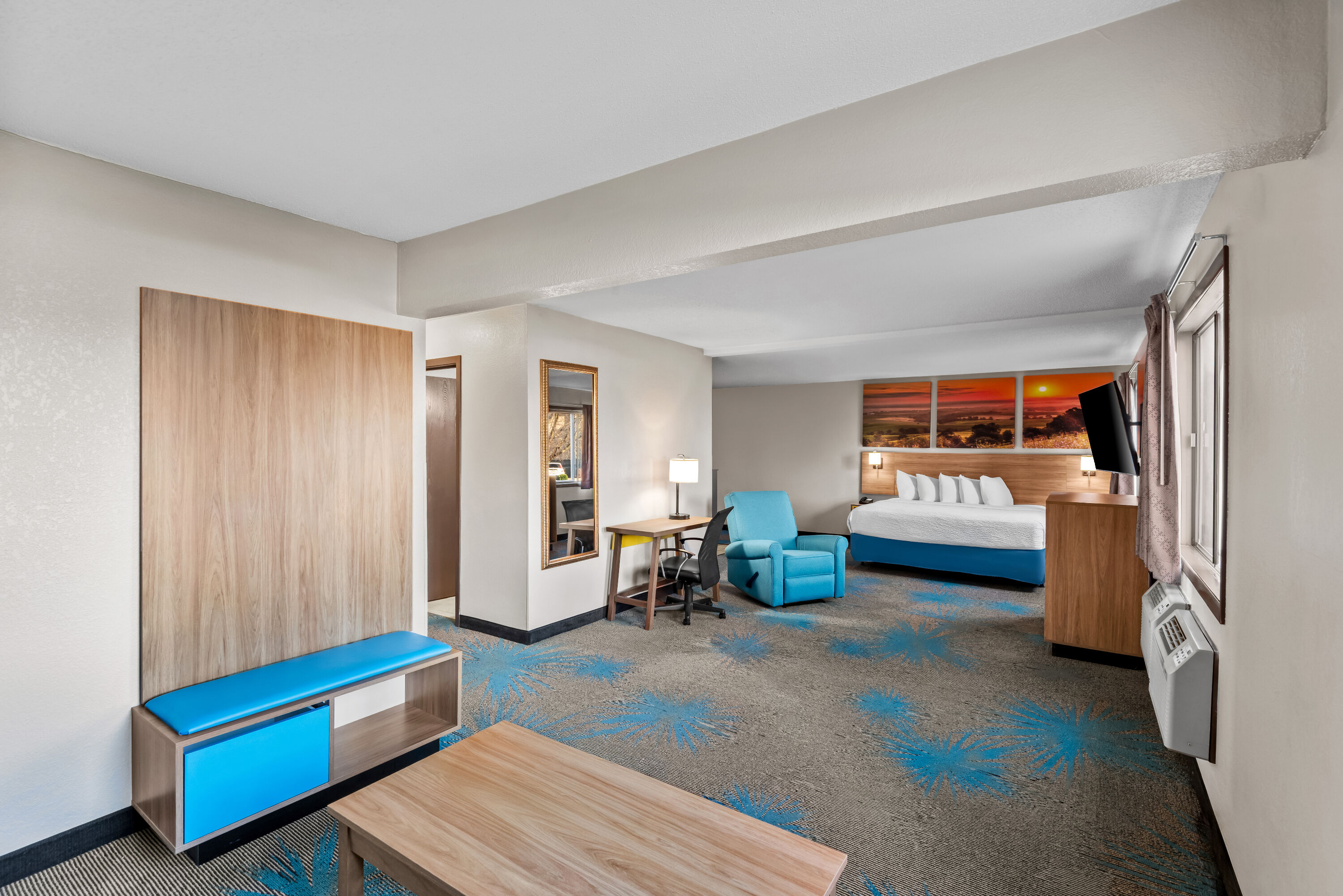 Days Inn & Suites by Wyndham Des Moines Airport hot tub suite in Des Moines, Iowa