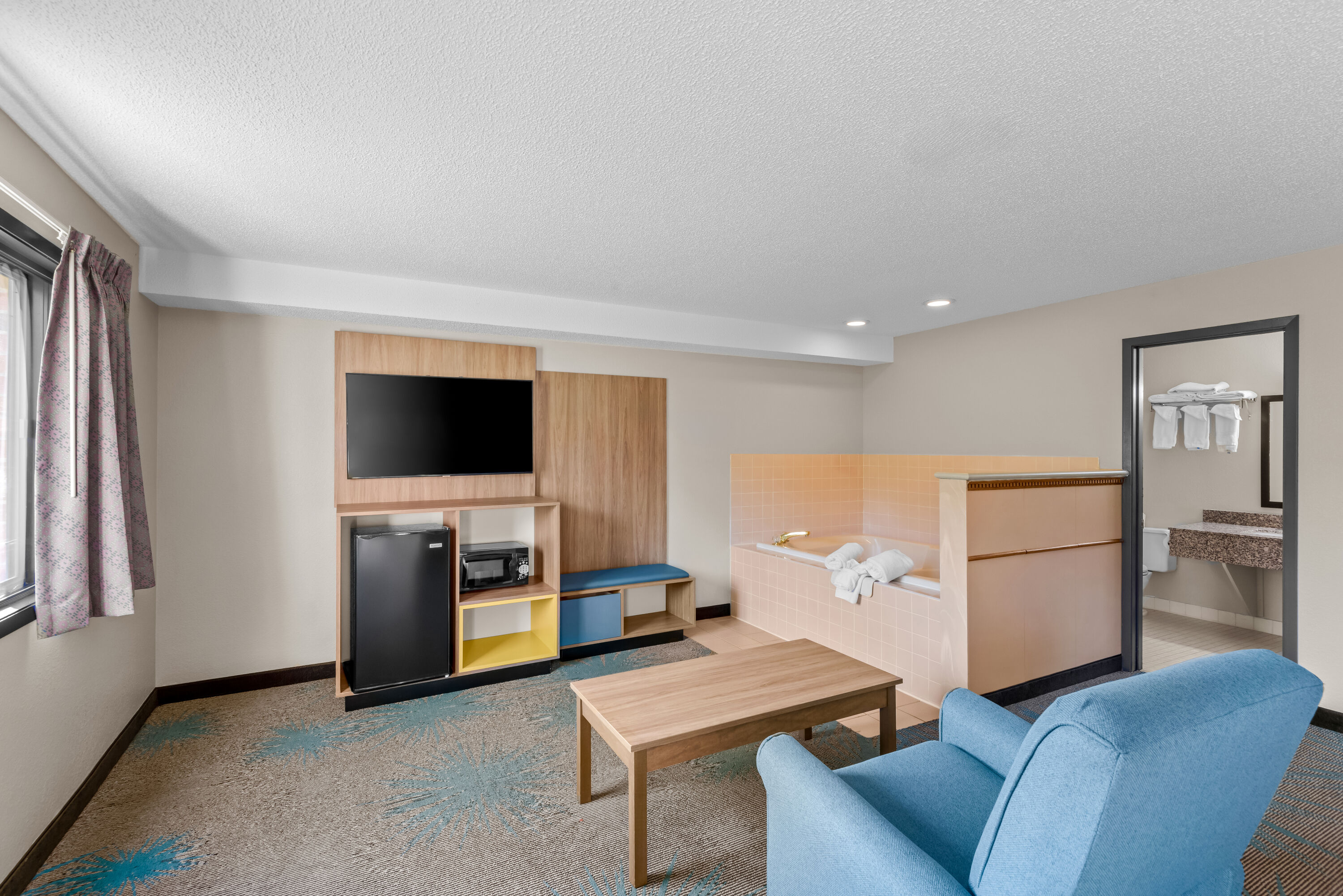 Days Inn & Suites by Wyndham Des Moines Airport hot tub suite in Des Moines, Iowa