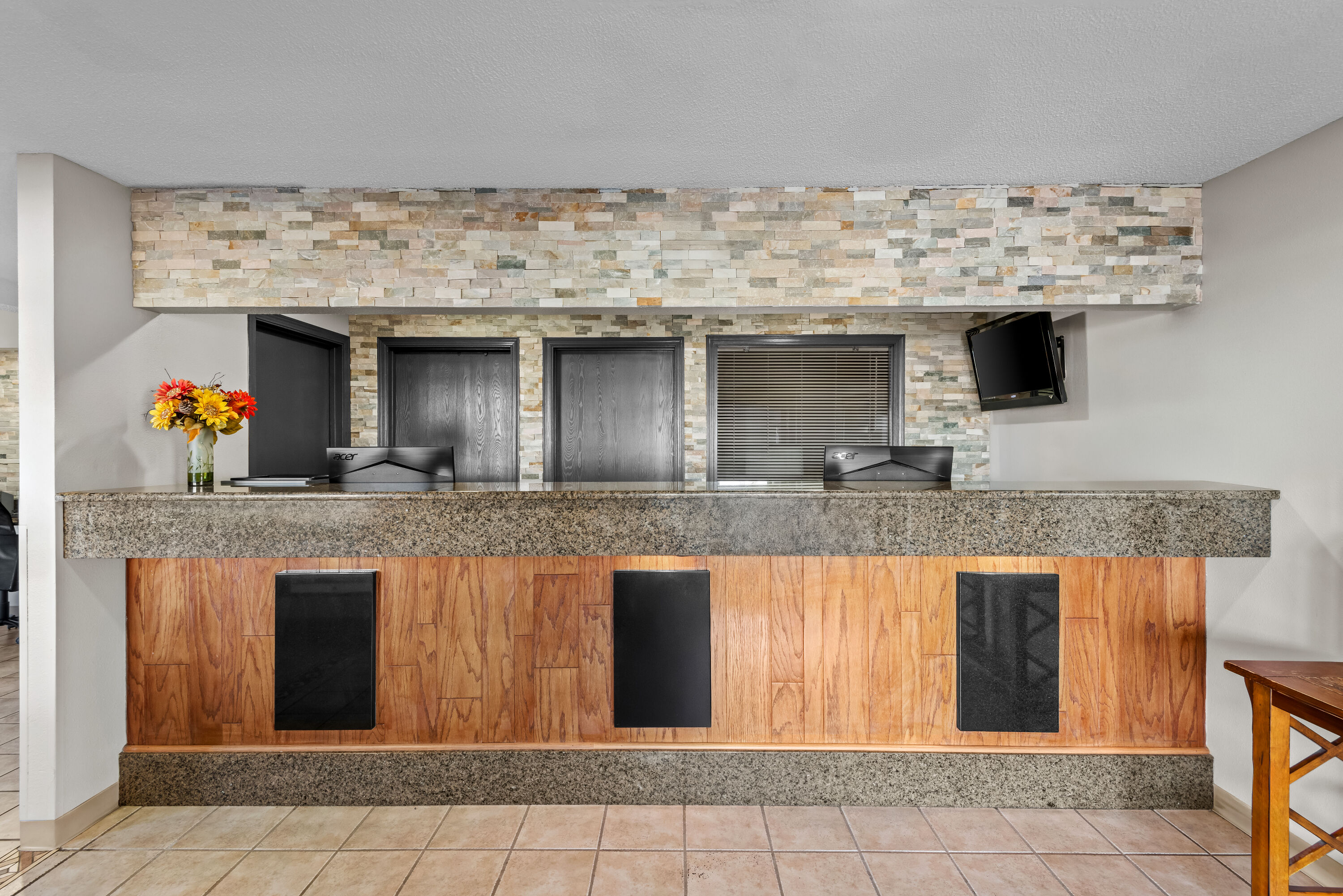 Days Inn & Suites by Wyndham Des Moines Airport reception in Des Moines, Iowa