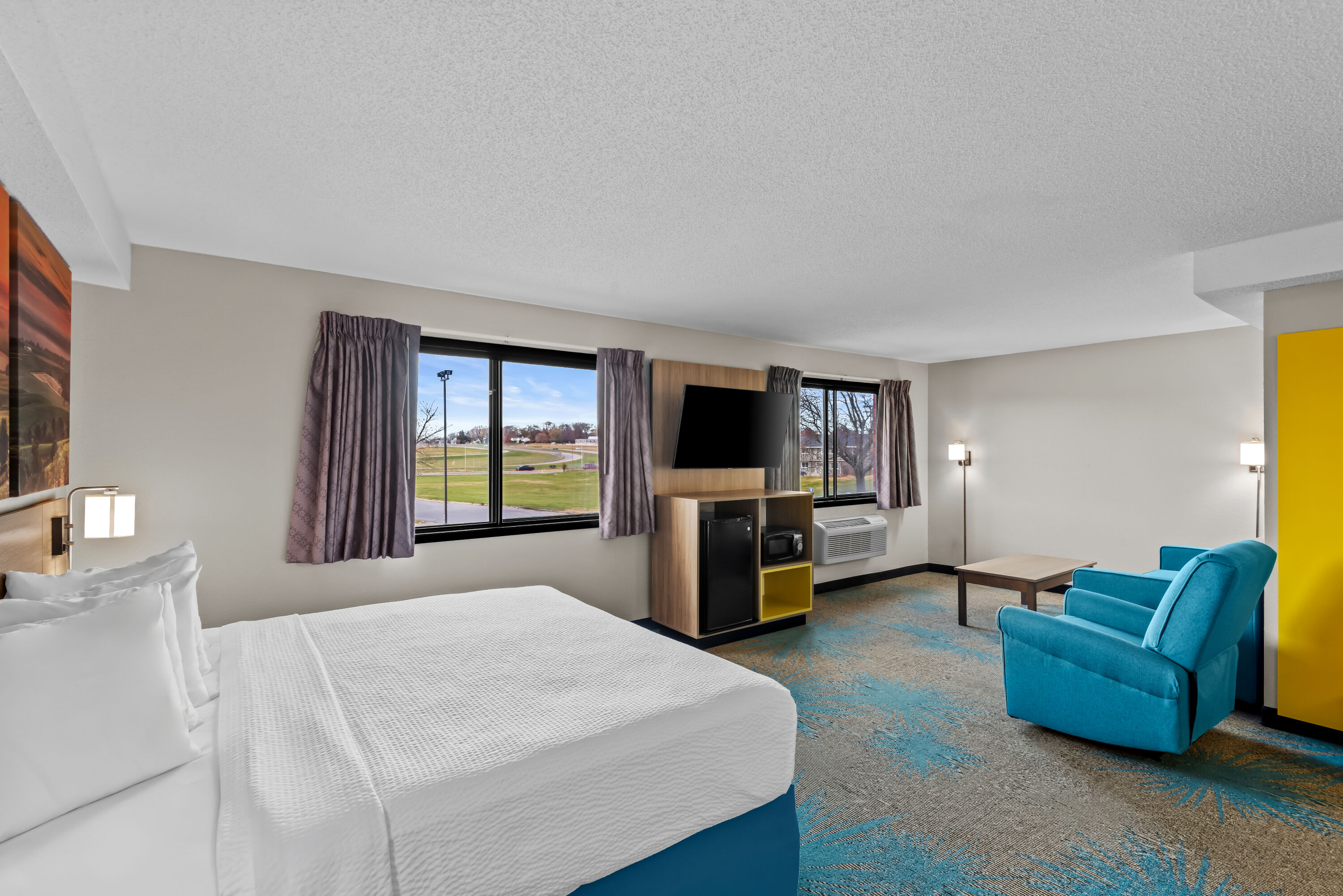 Days Inn & Suites by Wyndham Des Moines Airport suite in Des Moines, Iowa