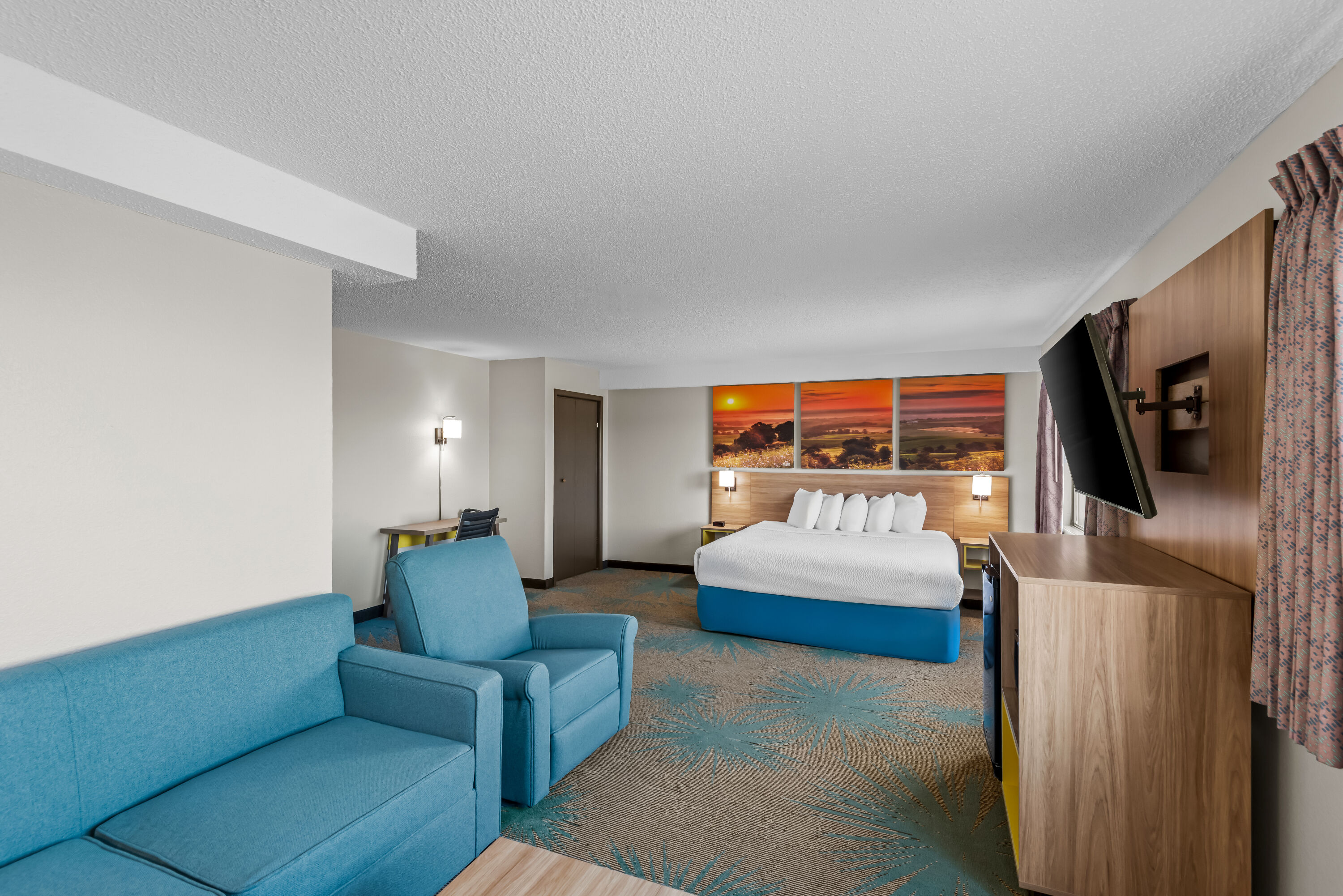 Days Inn & Suites by Wyndham Des Moines Airport suite in Des Moines, Iowa