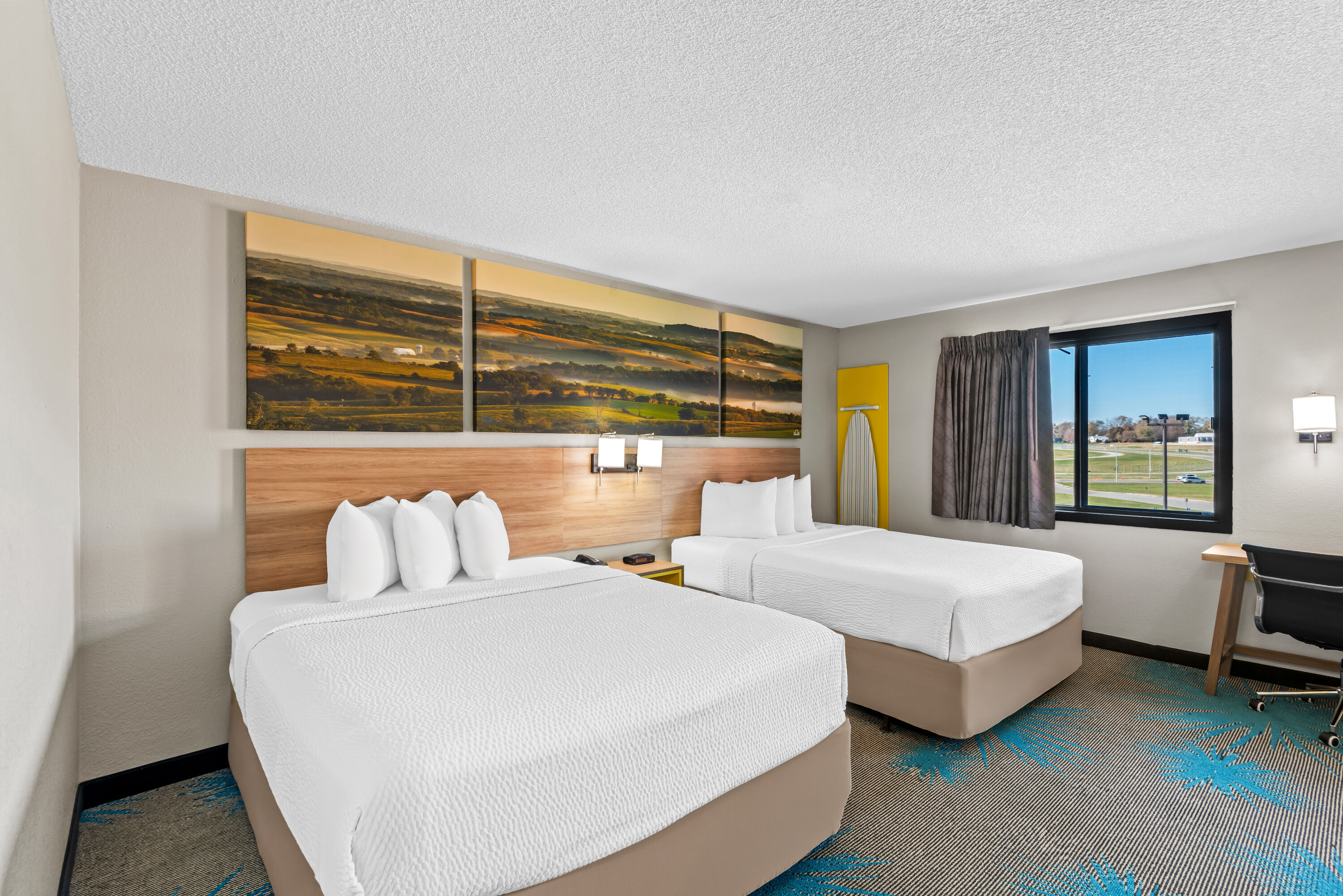 Days Inn & Suites by Wyndham Des Moines Airport suite in Des Moines, Iowa