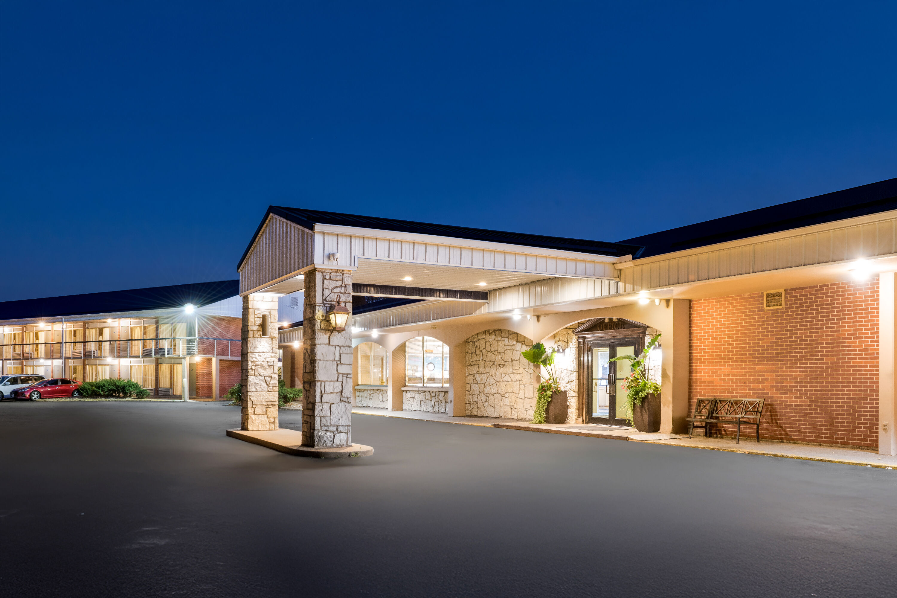 Exterior Night Image of Days Inn by Wyndham Dubuque hotel in Dubuque, Iowa