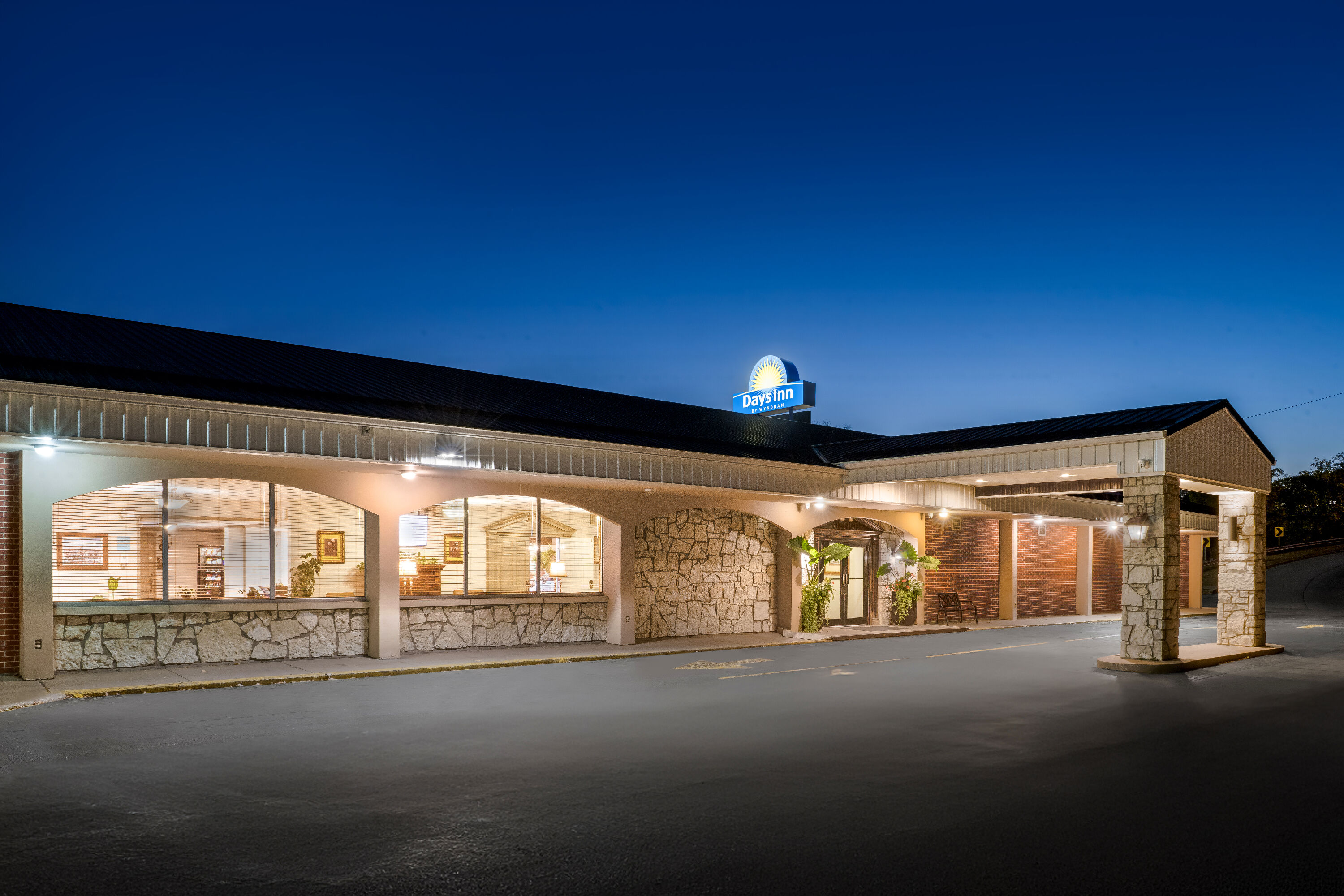 Exterior Night Image of Days Inn by Wyndham Dubuque hotel in Dubuque, Iowa