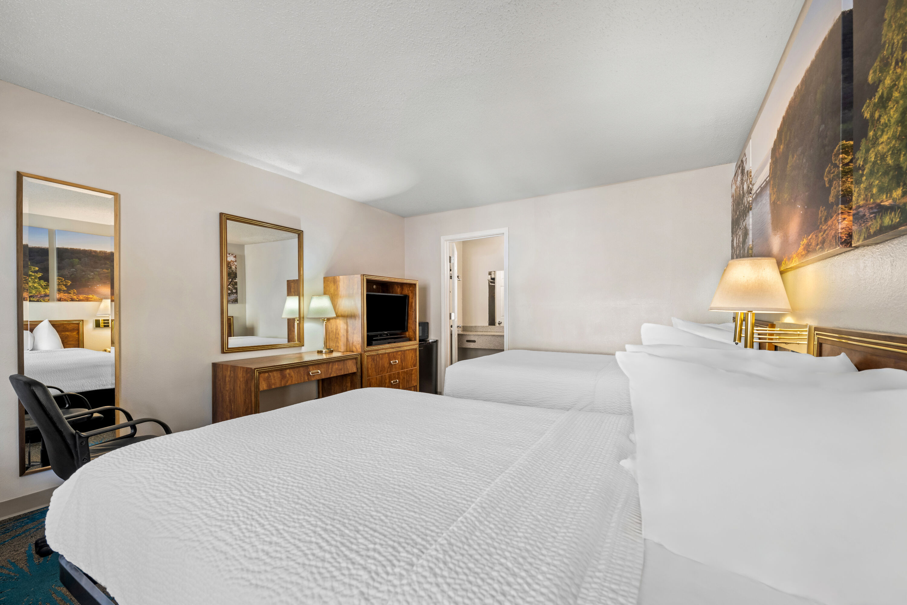 Double bed guest room at the Days Inn by Wyndham Dubuque in Dubuque, Iowa