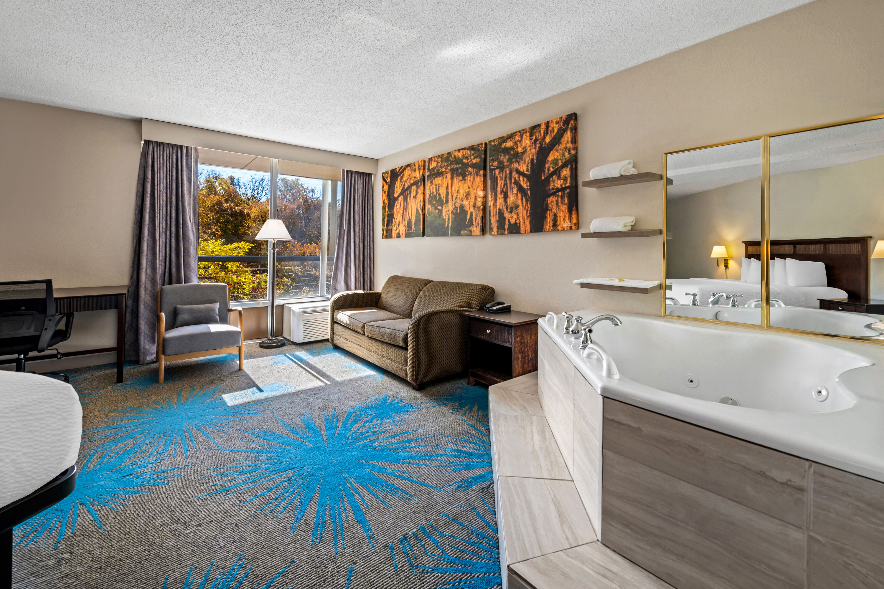 Days Inn by Wyndham Dubuque suite in Dubuque, Iowa