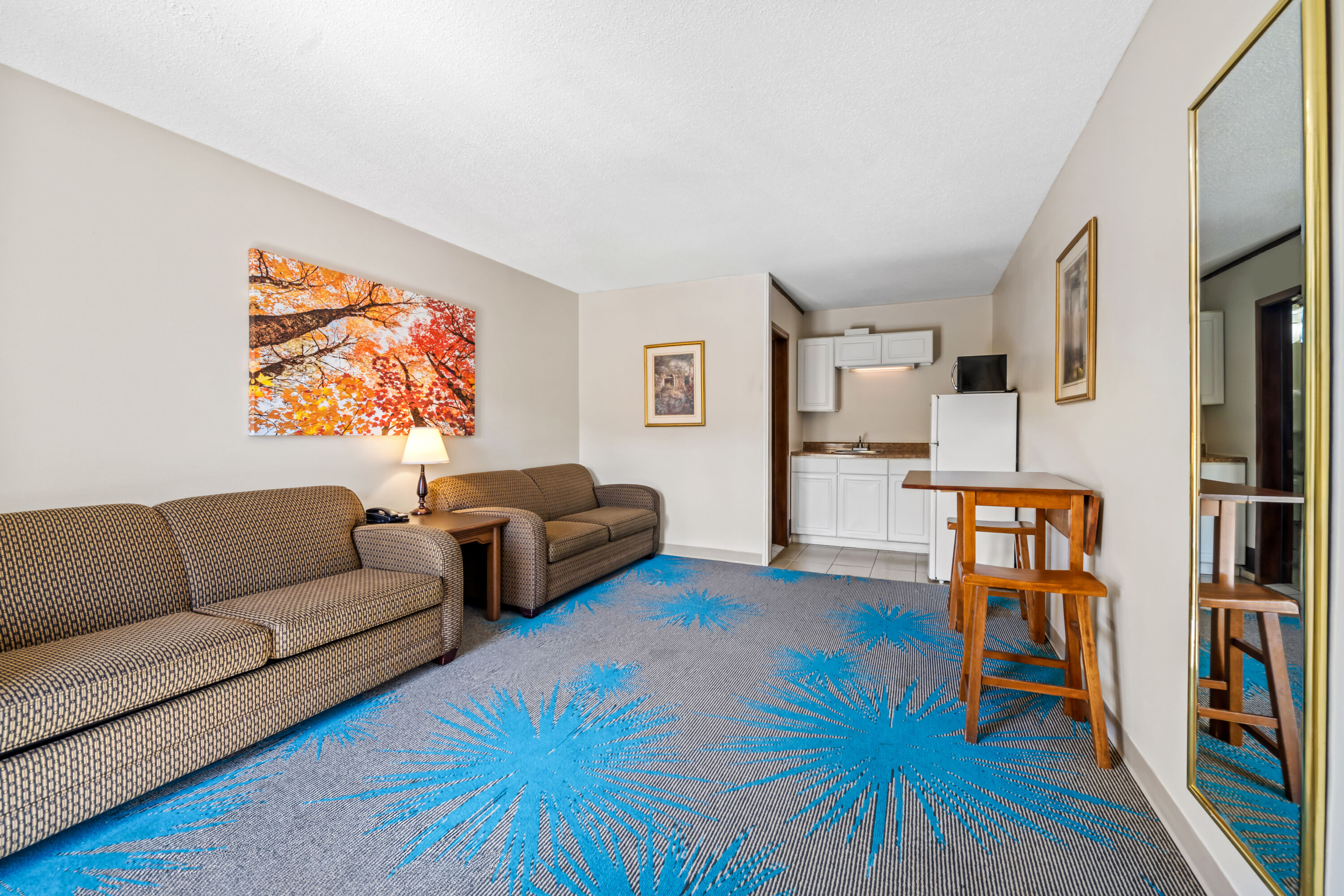 Days Inn by Wyndham Dubuque suite in Dubuque, Iowa