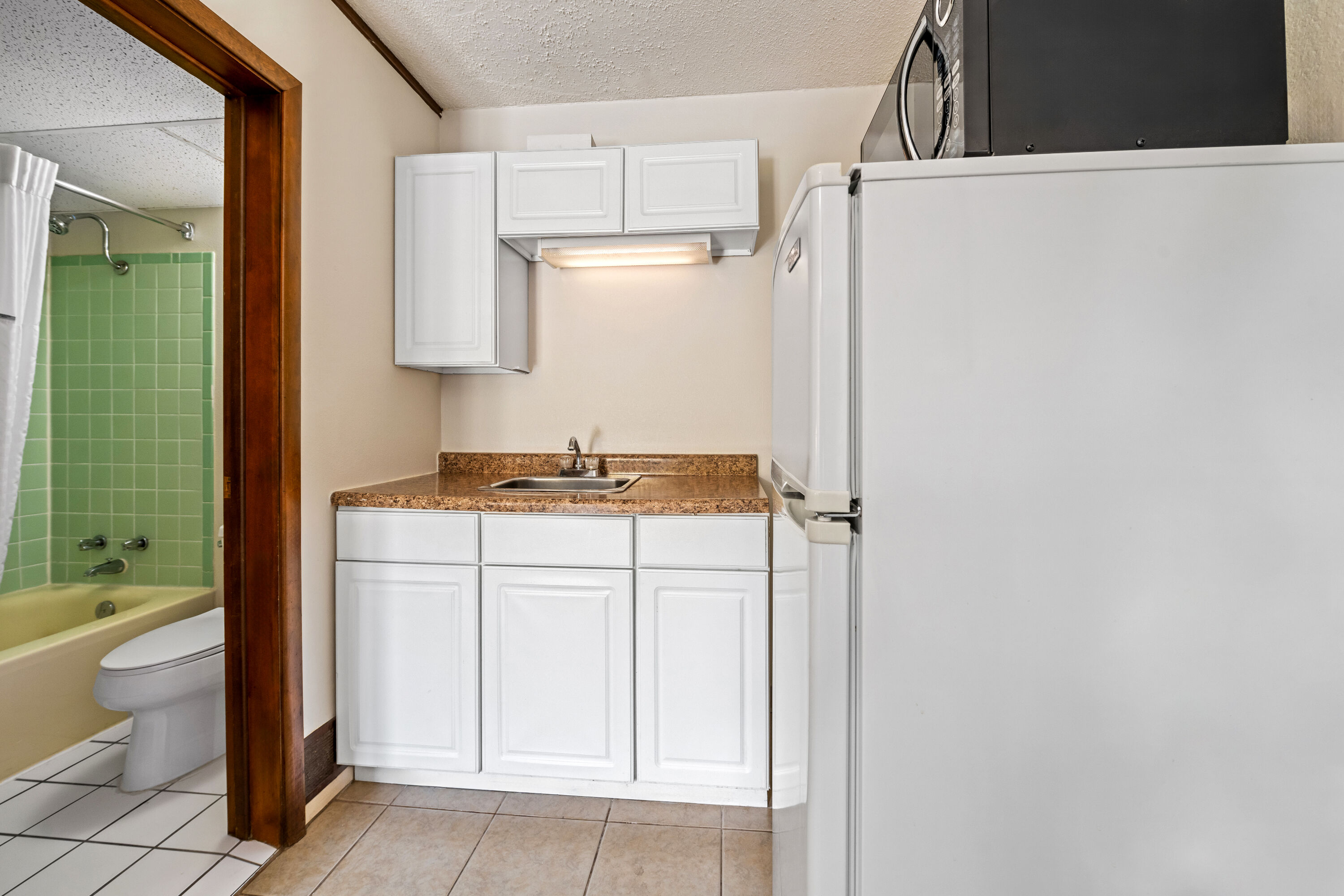 Days Inn by Wyndham Dubuque suite in Dubuque, Iowa