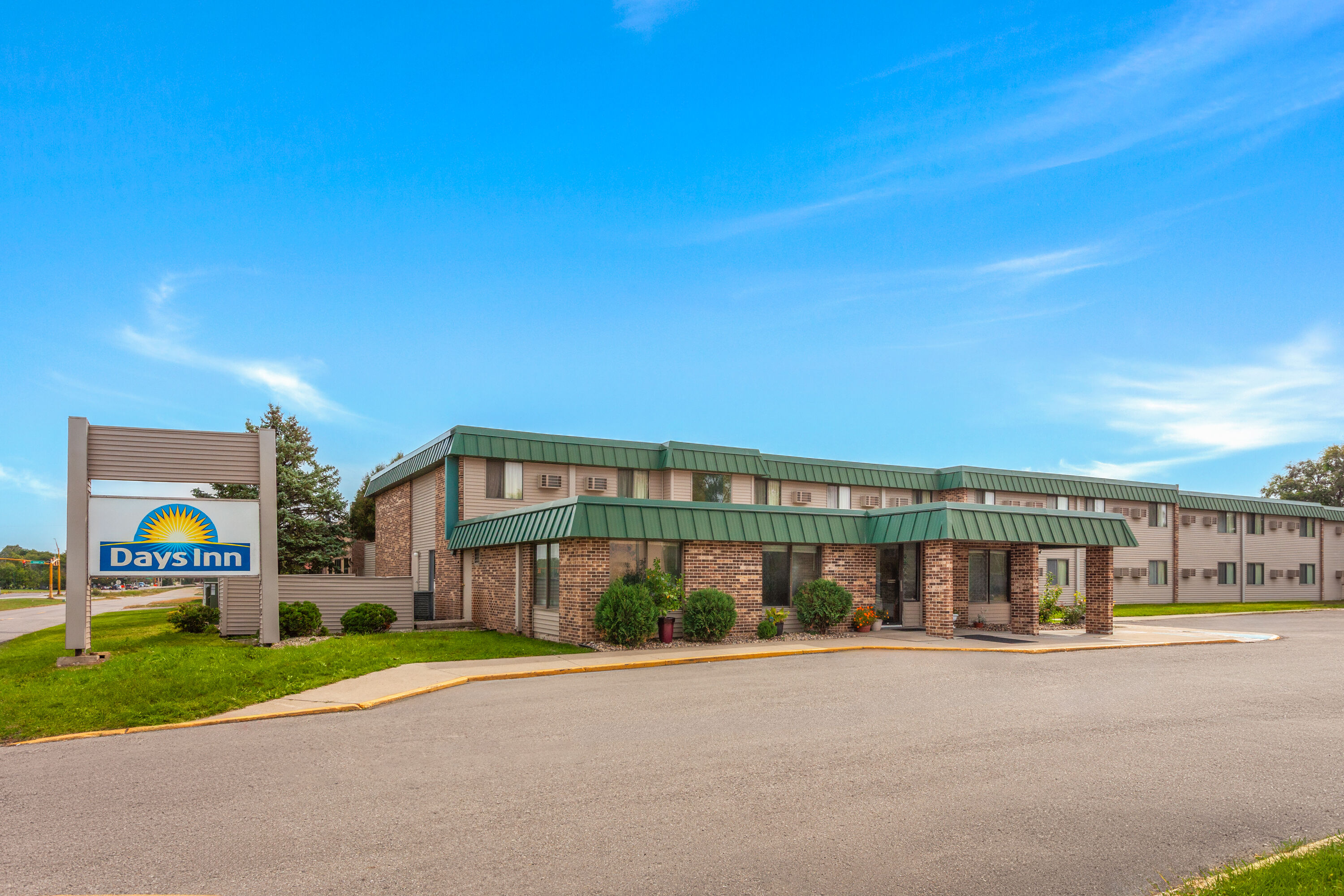 Exterior Day Image of Days Inn by Wyndham Mason City hotel in Mason City, Iowa