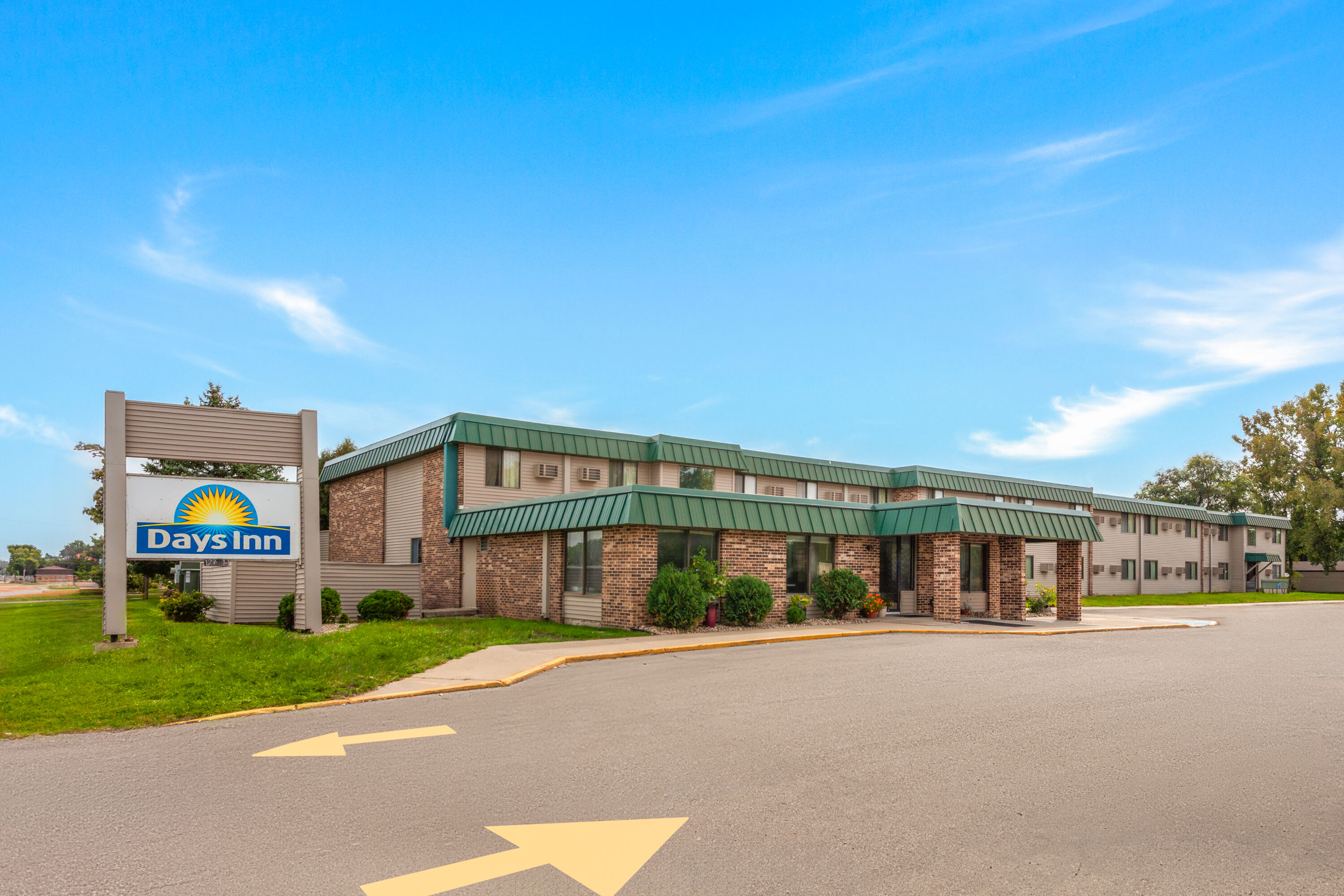 Exterior Day Image of Days Inn by Wyndham Mason City hotel in Mason City, Iowa