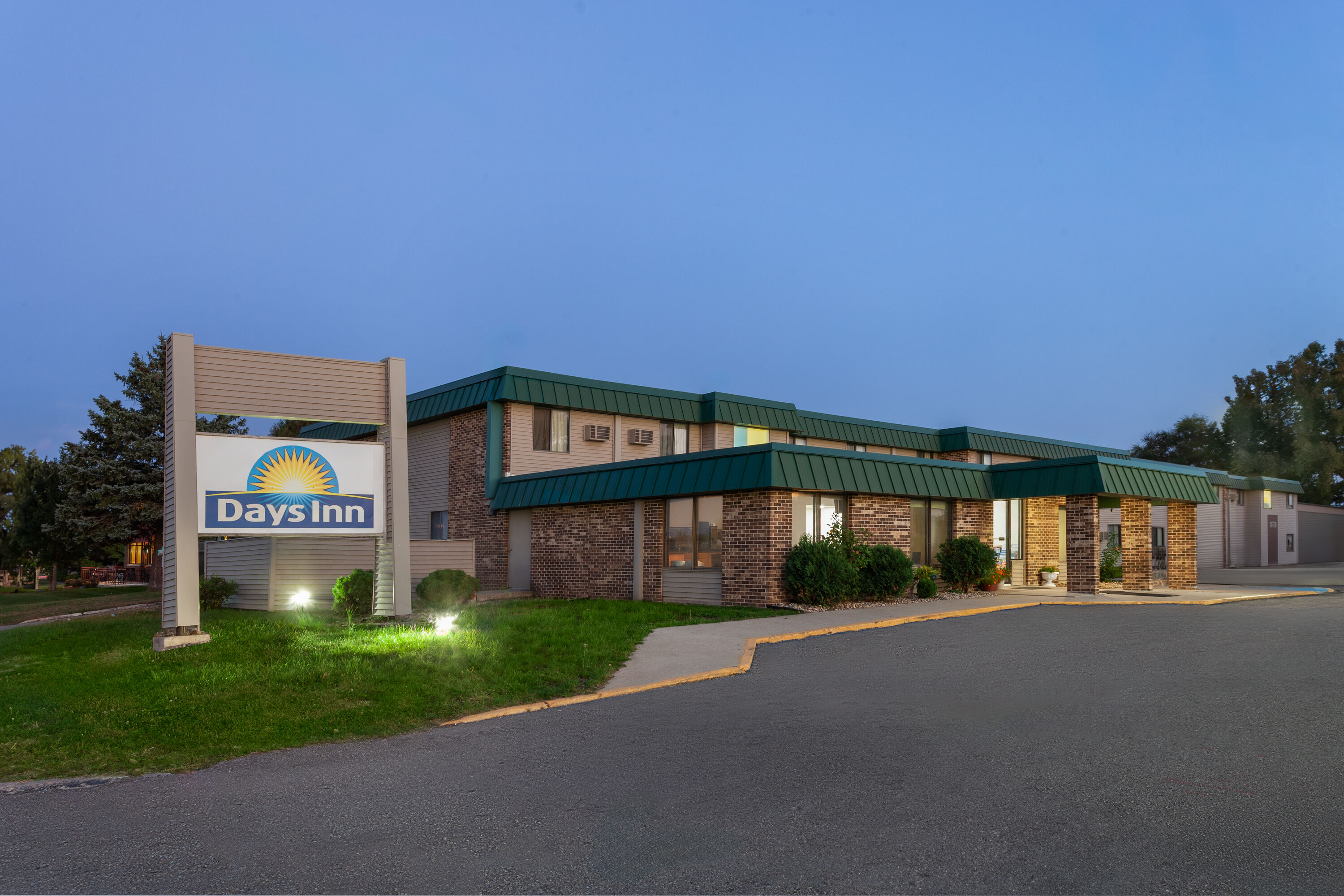 Exterior Dusk Image of Days Inn by Wyndham Mason City hotel in Mason City, Iowa