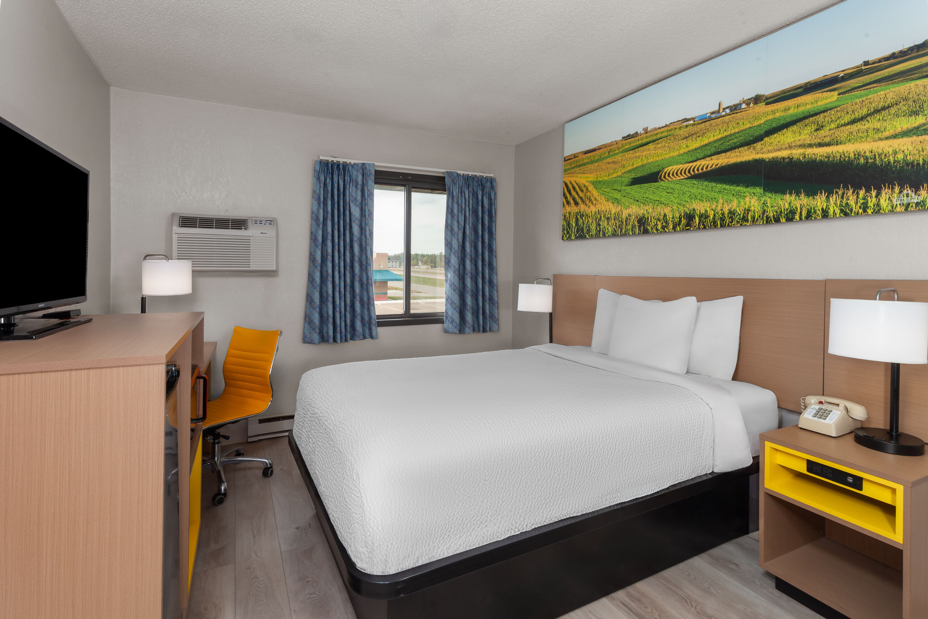 Guest room at the Days Inn by Wyndham Mason City in Mason City, Iowa