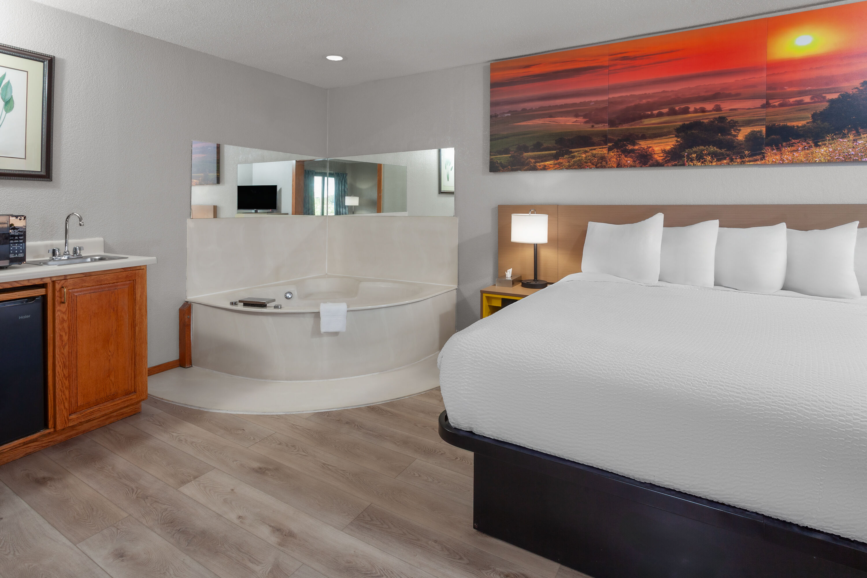 Days Inn by Wyndham Mason City hot tub suite in Mason City, Iowa