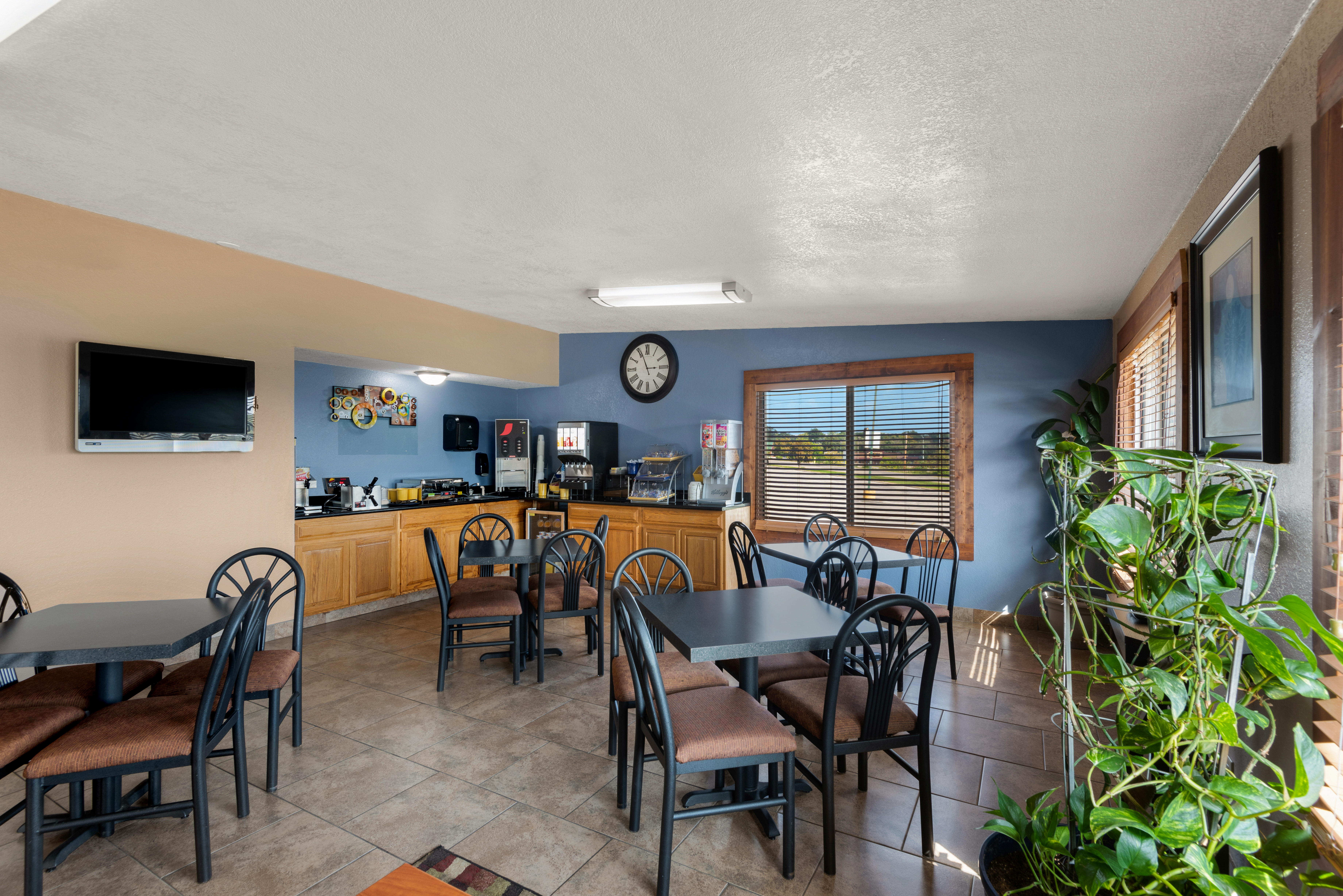 Days Inn by Wyndham Newton restaurant breakfast area with seating in Newton, Iowa