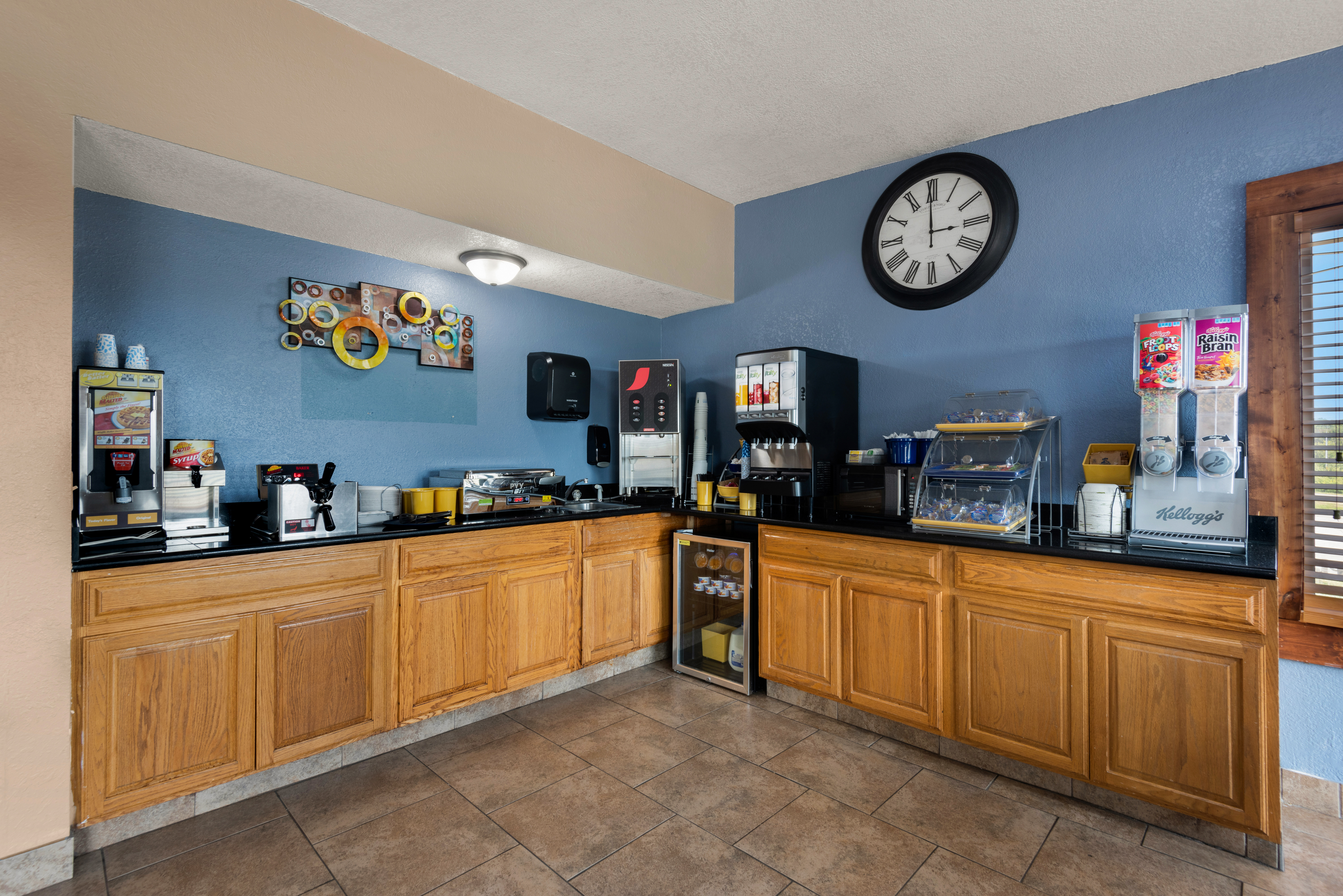 Days Inn by Wyndham Newton restaurant breakfast area with seating in Newton, Iowa