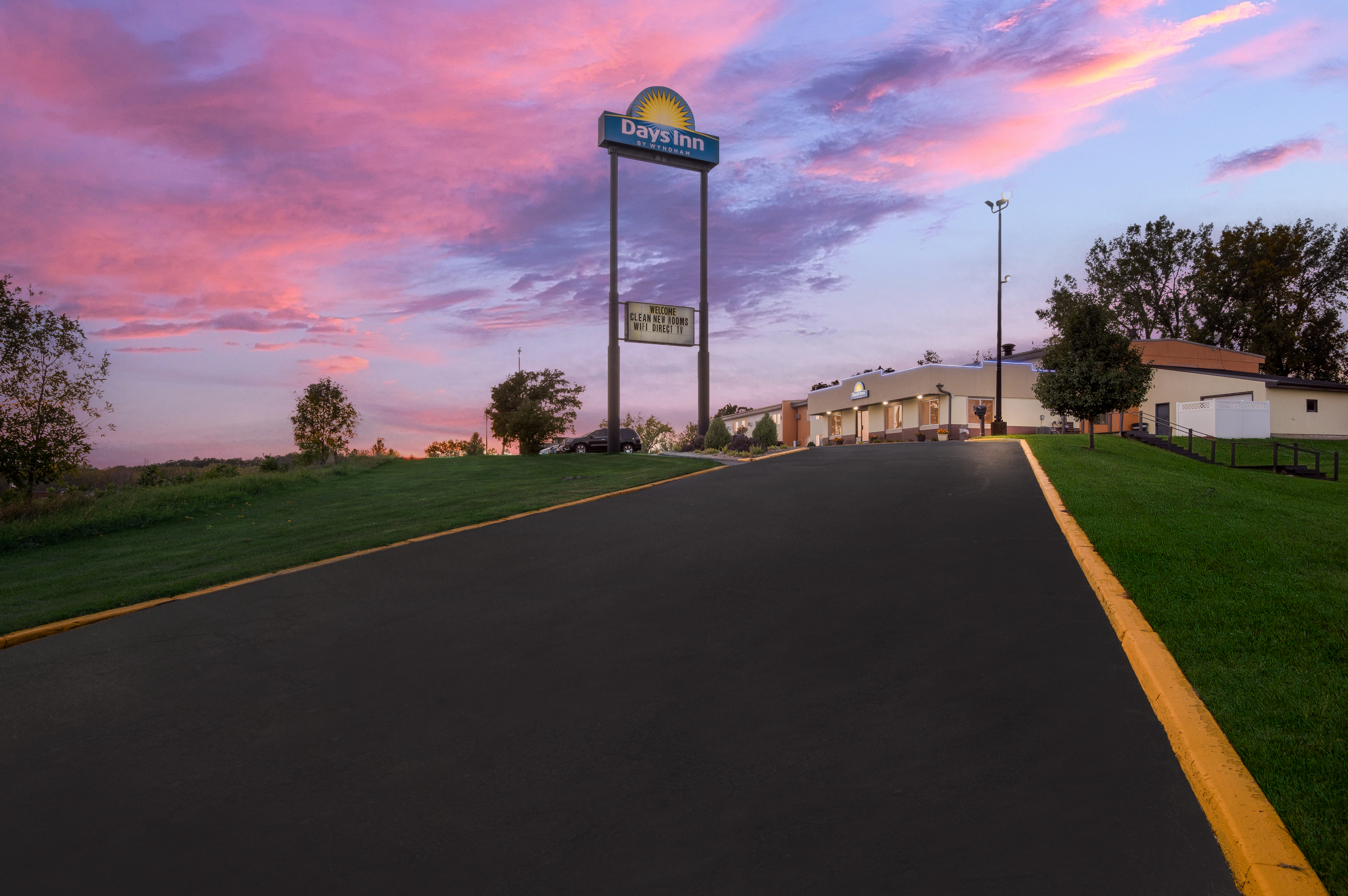 Exterior of Days Inn by Wyndham Newton hotel in Newton, Iowa
