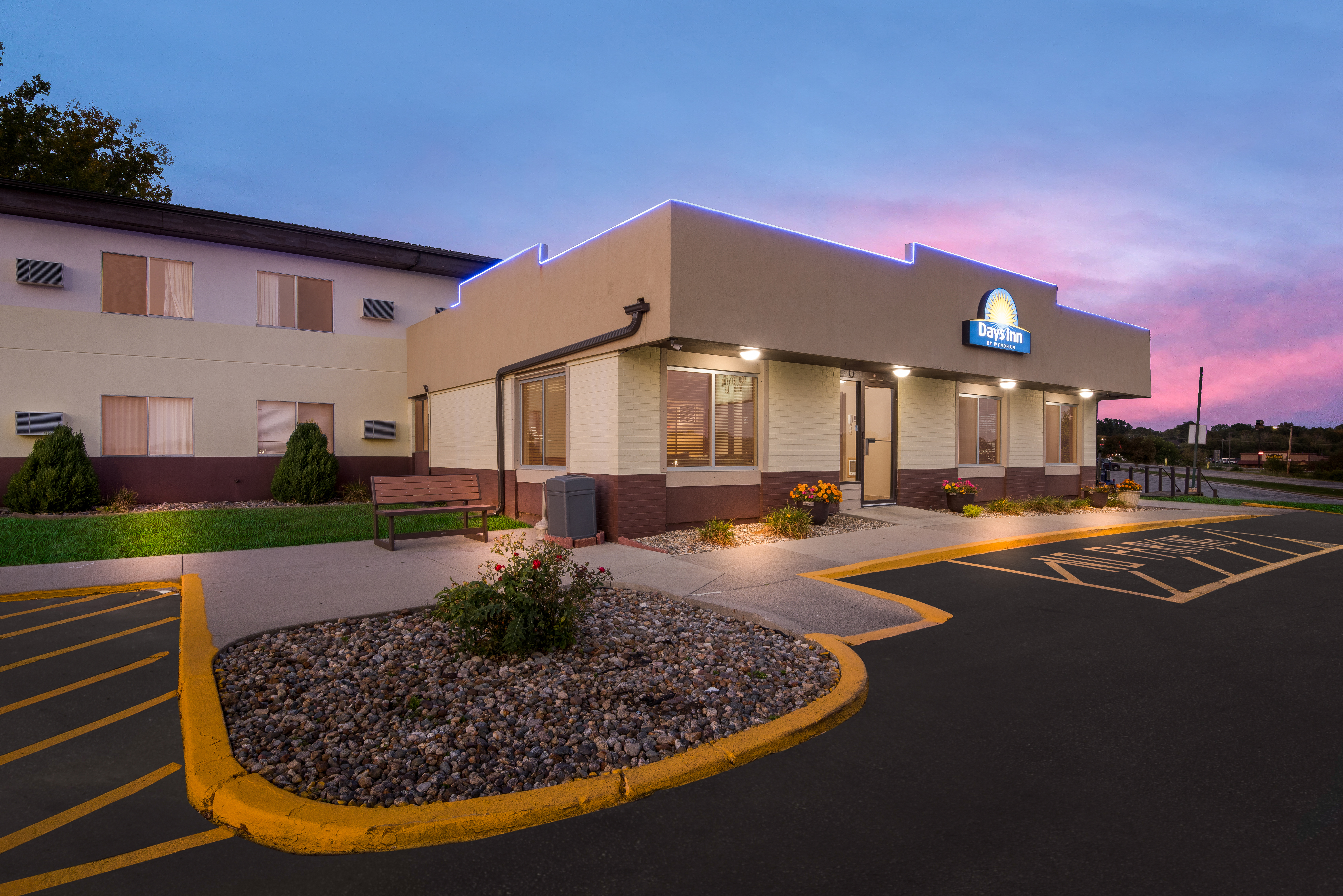 Exterior of Days Inn by Wyndham Newton hotel in Newton, Iowa