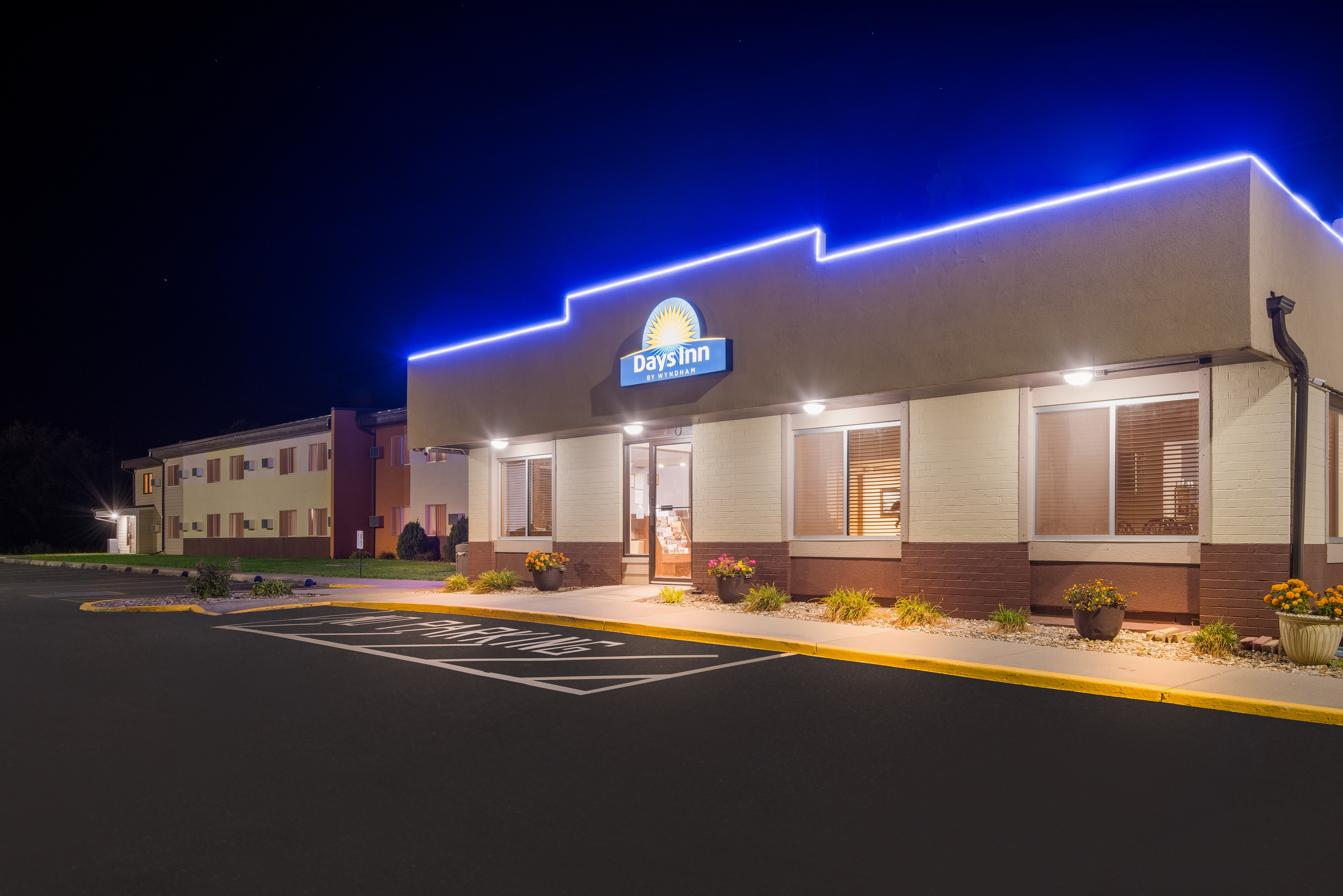 Exterior of Days Inn by Wyndham Newton hotel in Newton, Iowa