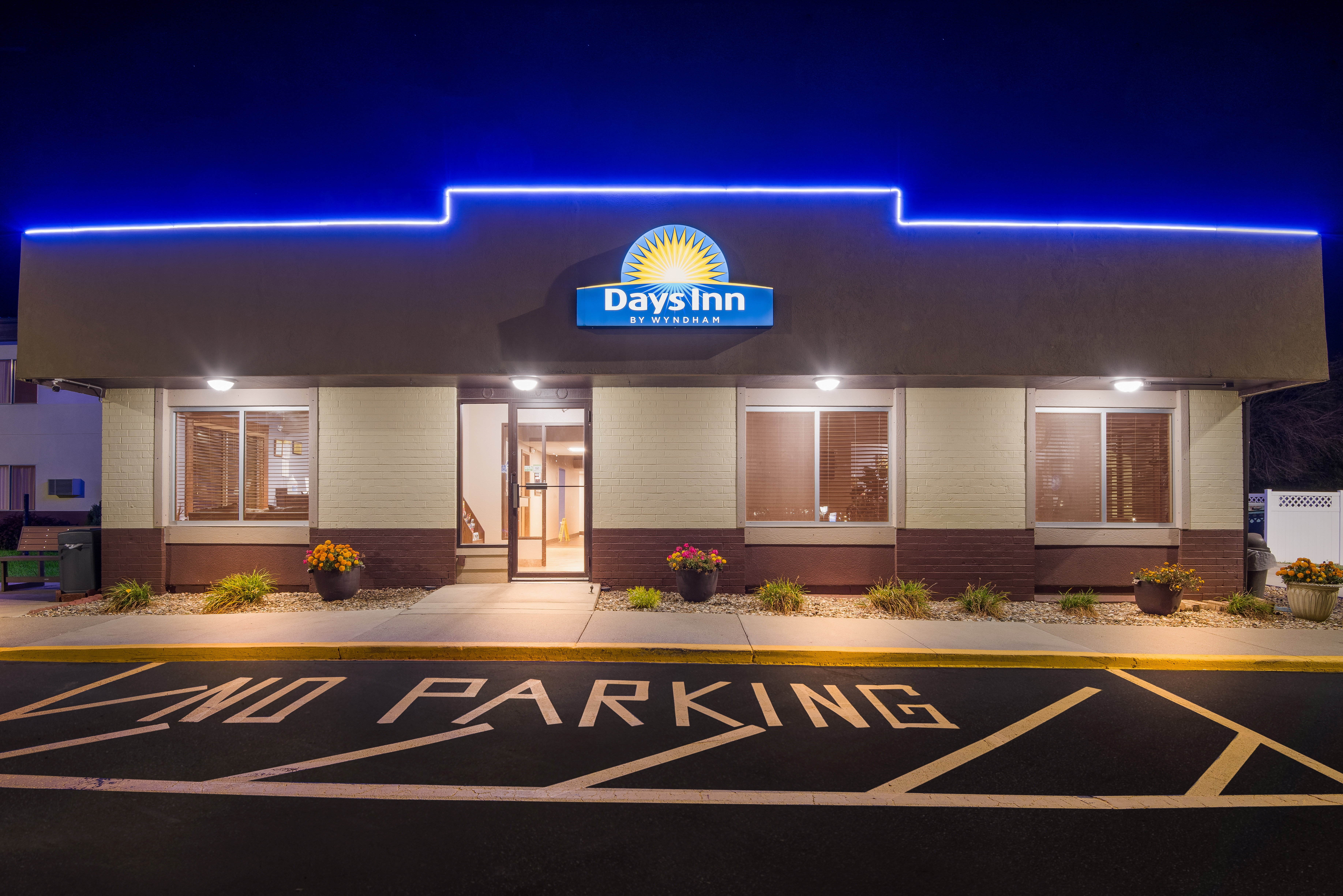 Exterior of Days Inn by Wyndham Newton hotel in Newton, Iowa