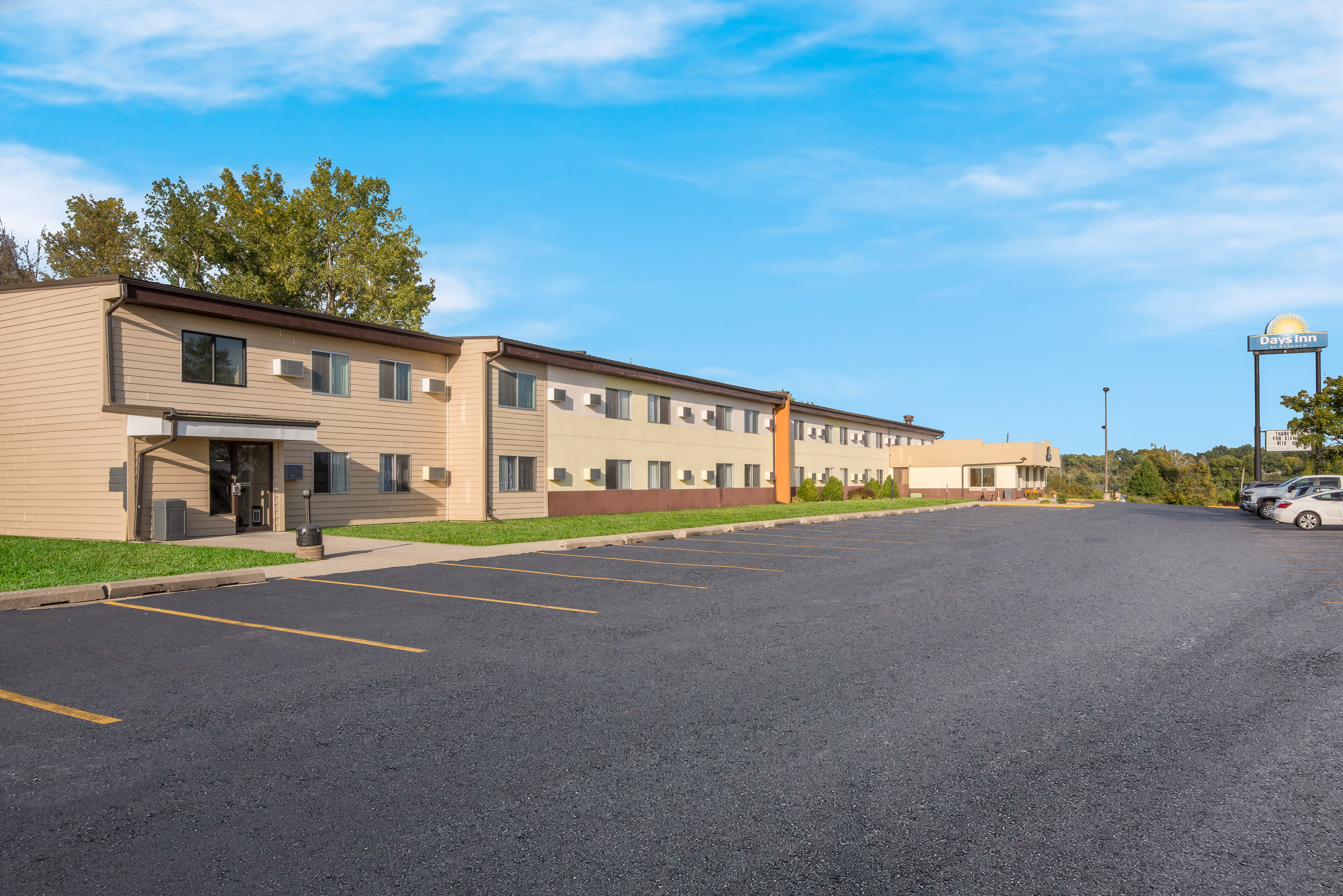 Exterior of Days Inn by Wyndham Newton hotel in Newton, Iowa