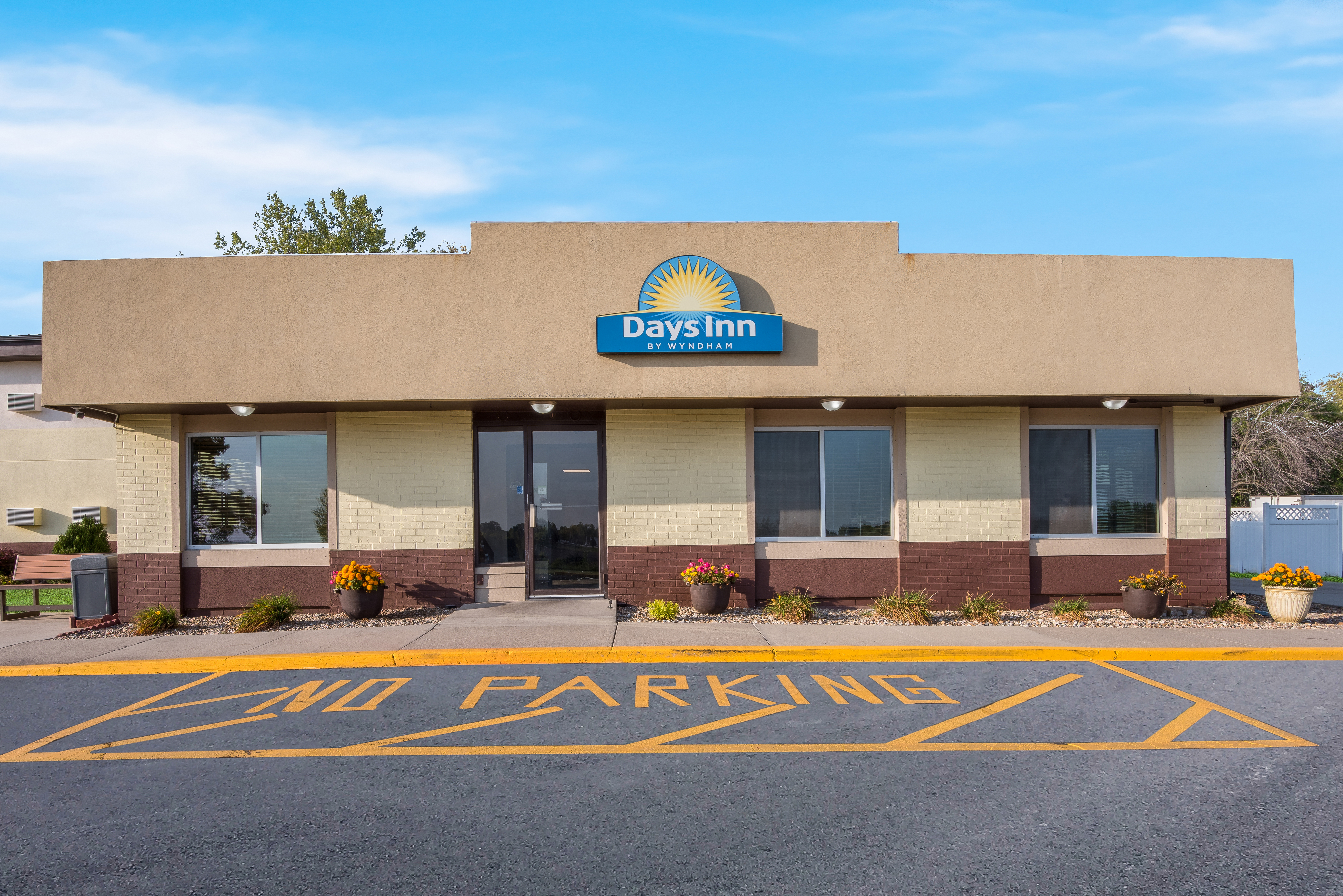 Exterior of Days Inn by Wyndham Newton hotel in Newton, Iowa