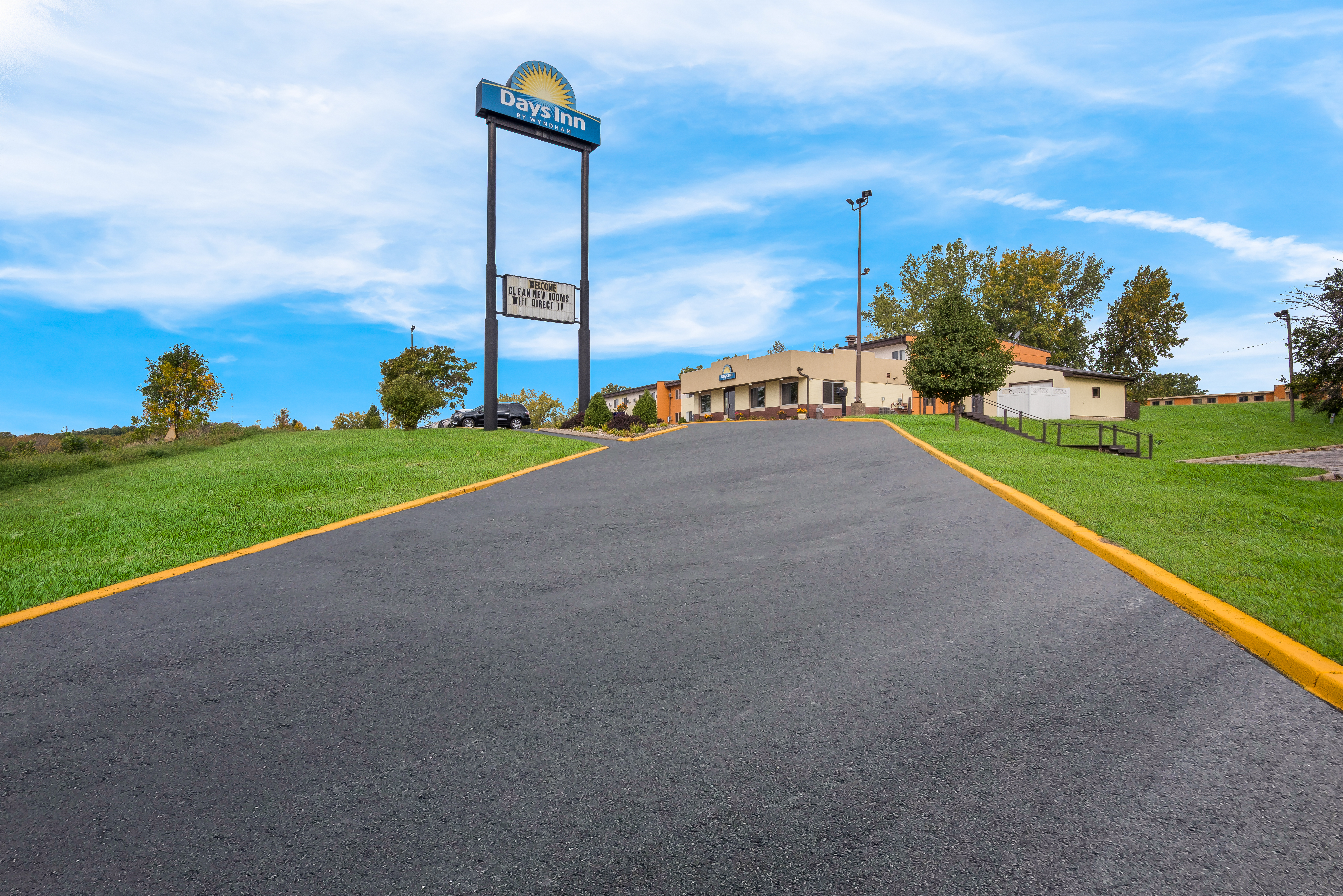 Exterior of Days Inn by Wyndham Newton hotel in Newton, Iowa