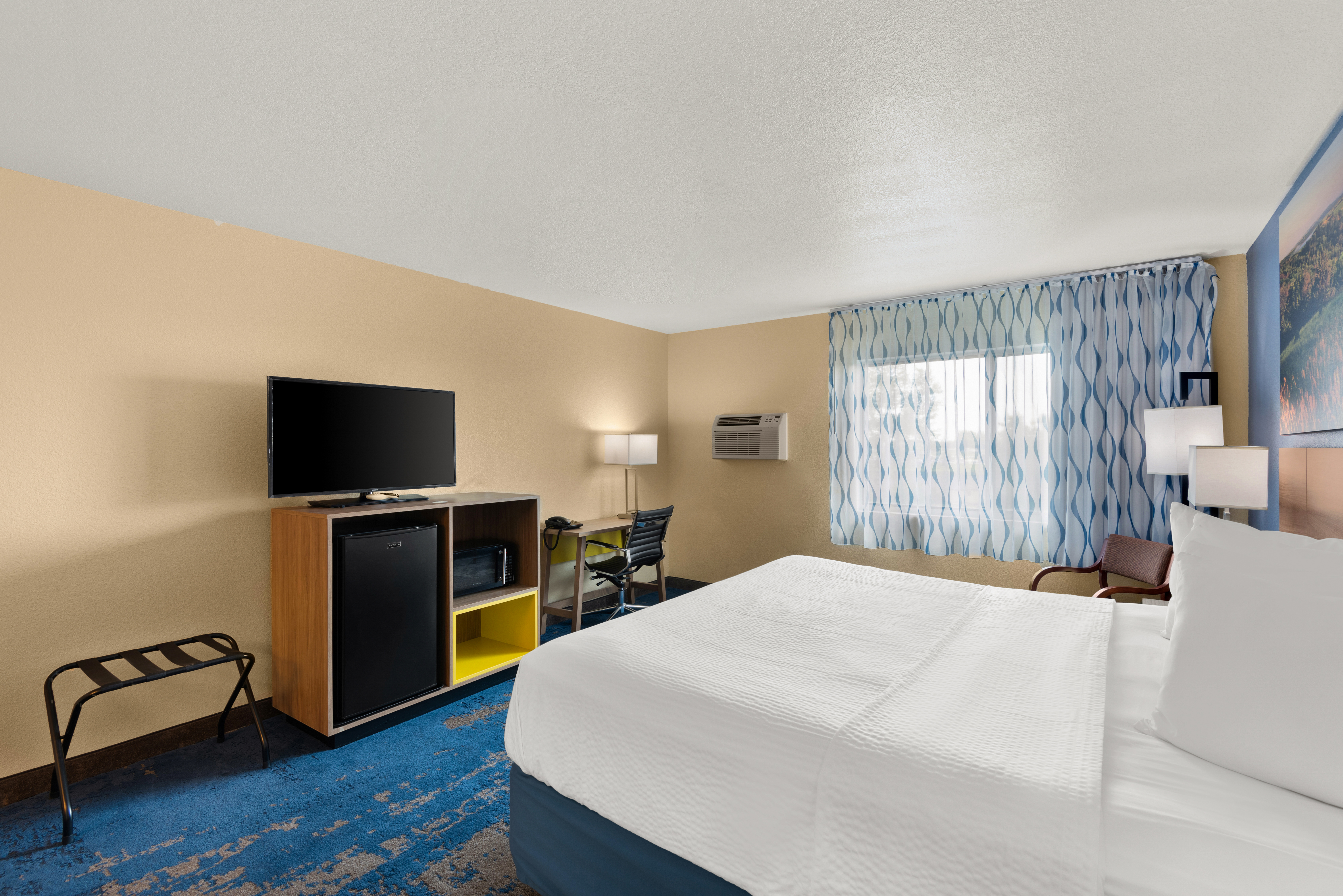 Guest room at the Days Inn by Wyndham Newton in Newton, Iowa