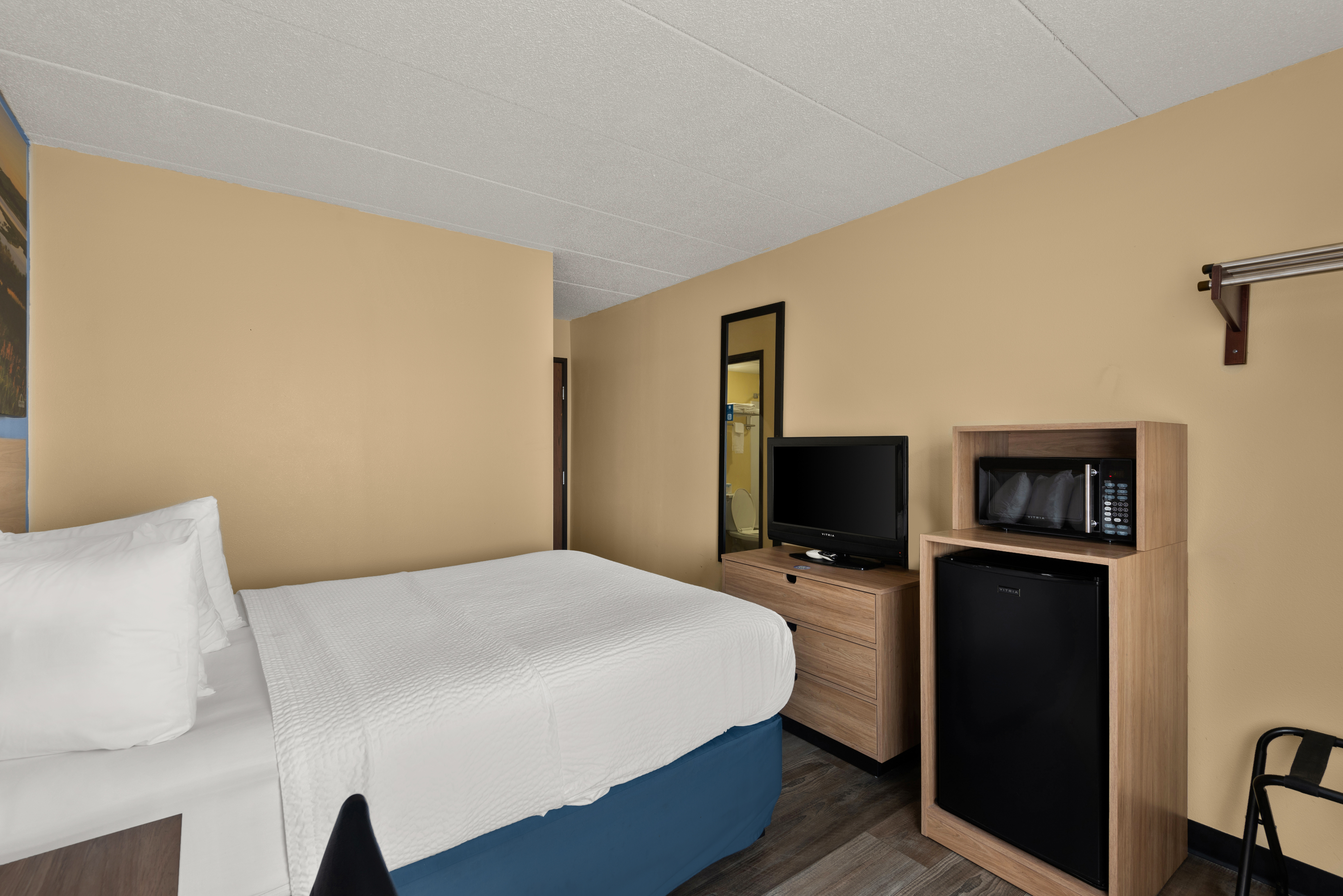 Guest room at the Days Inn by Wyndham Newton in Newton, Iowa