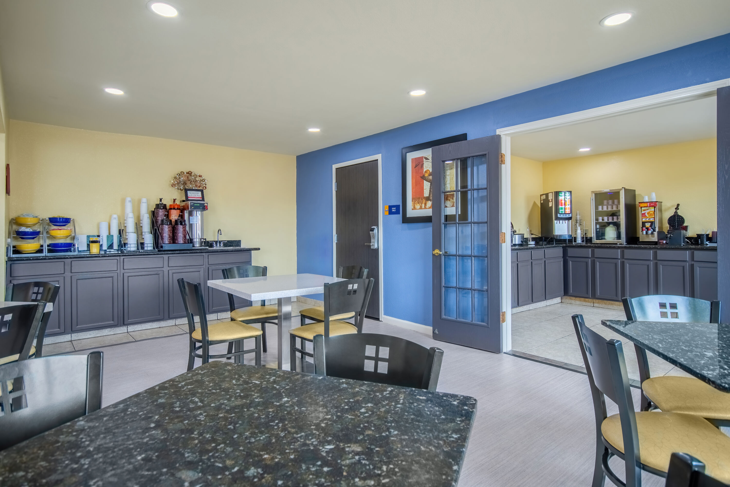 Days Inn & Suites by Wyndham Waterloo restaurant breakfast area with seating in Waterloo, Iowa