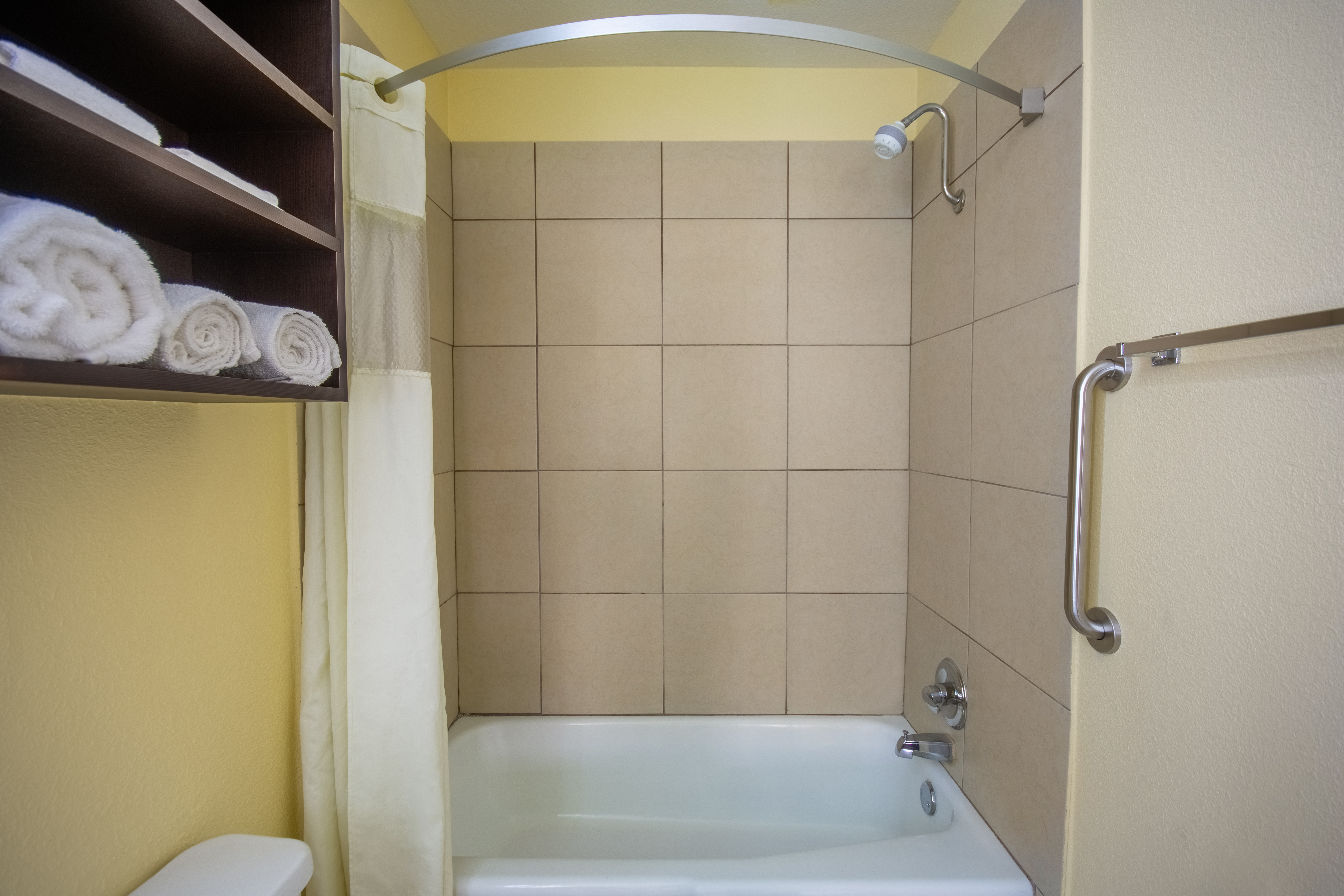 Guest room bath at the Days Inn & Suites by Wyndham Waterloo in Waterloo, Iowa