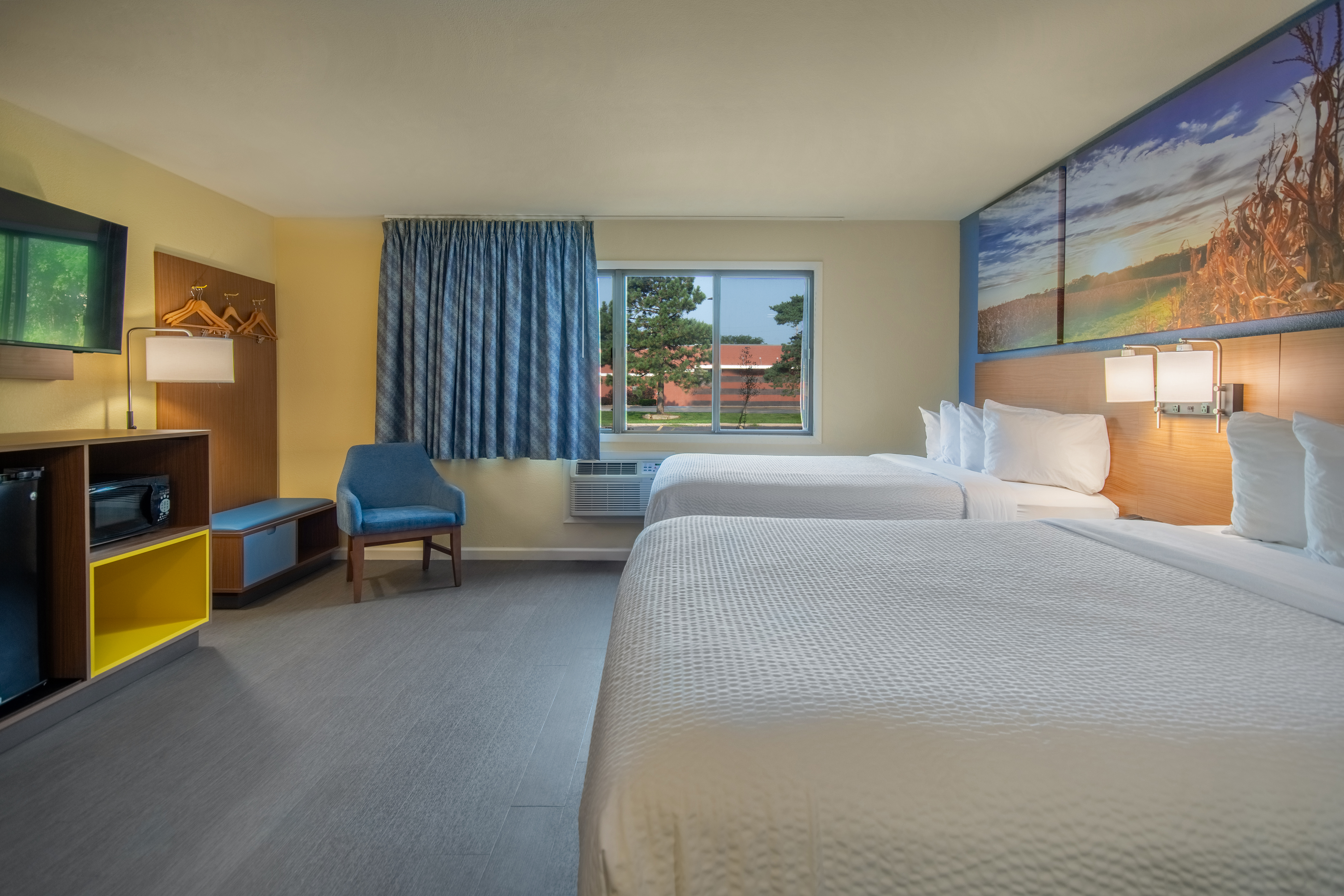 Guest room at the Days Inn & Suites by Wyndham Waterloo in Waterloo, Iowa
