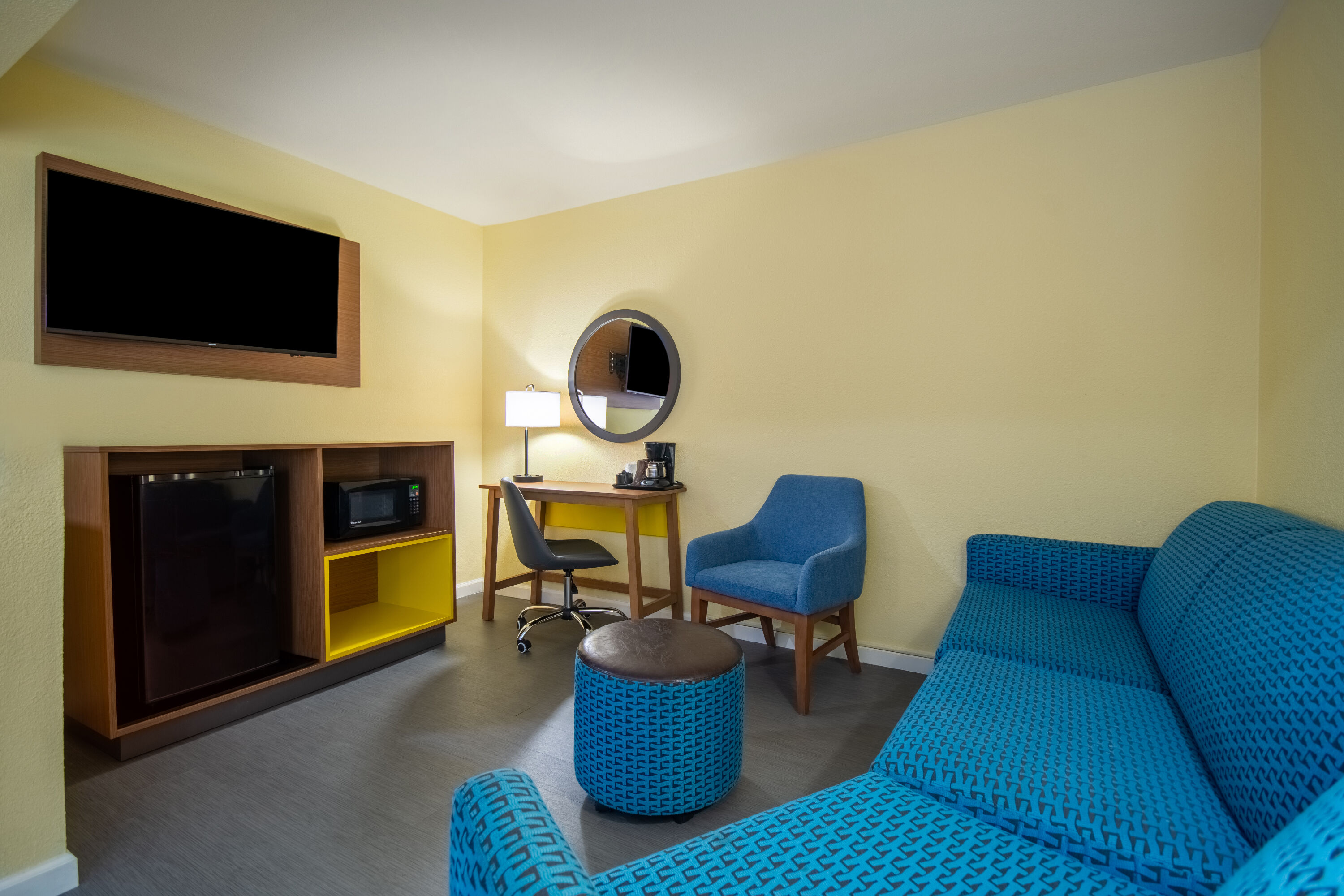 Guest room at the Days Inn & Suites by Wyndham Waterloo in Waterloo, Iowa