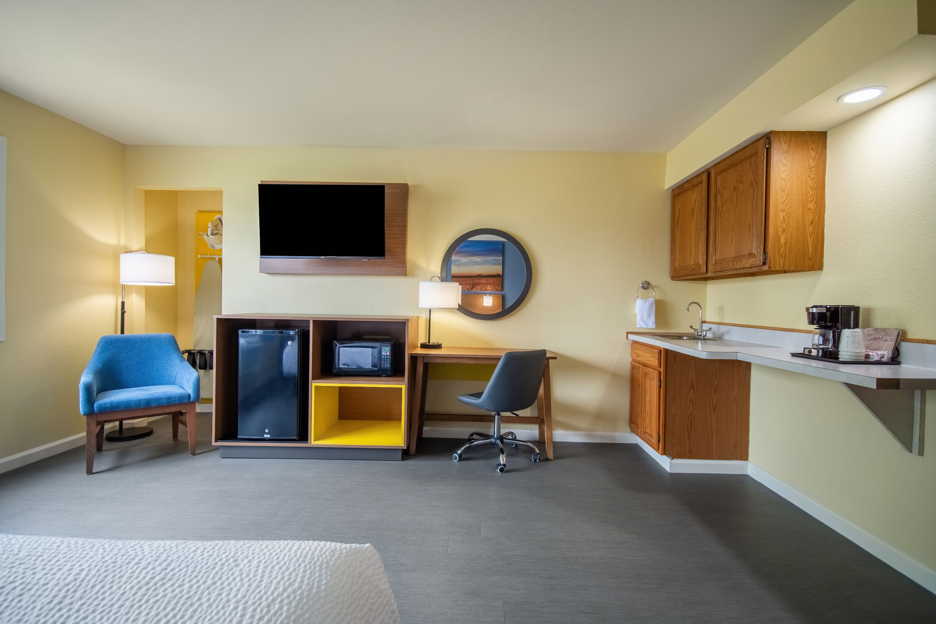 Guest room at the Days Inn & Suites by Wyndham Waterloo in Waterloo, Iowa