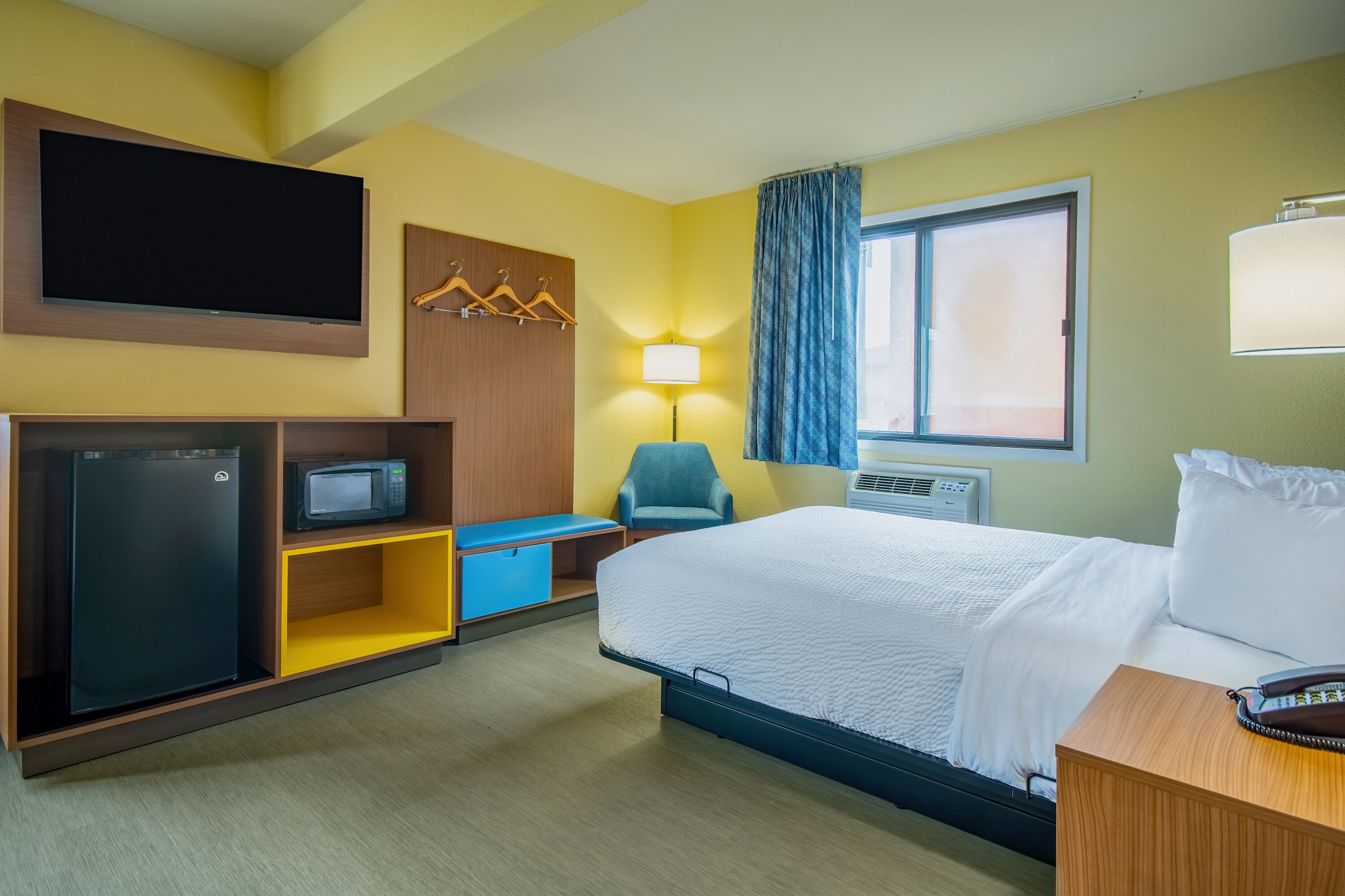 Guest room at the Days Inn & Suites by Wyndham Waterloo in Waterloo, Iowa
