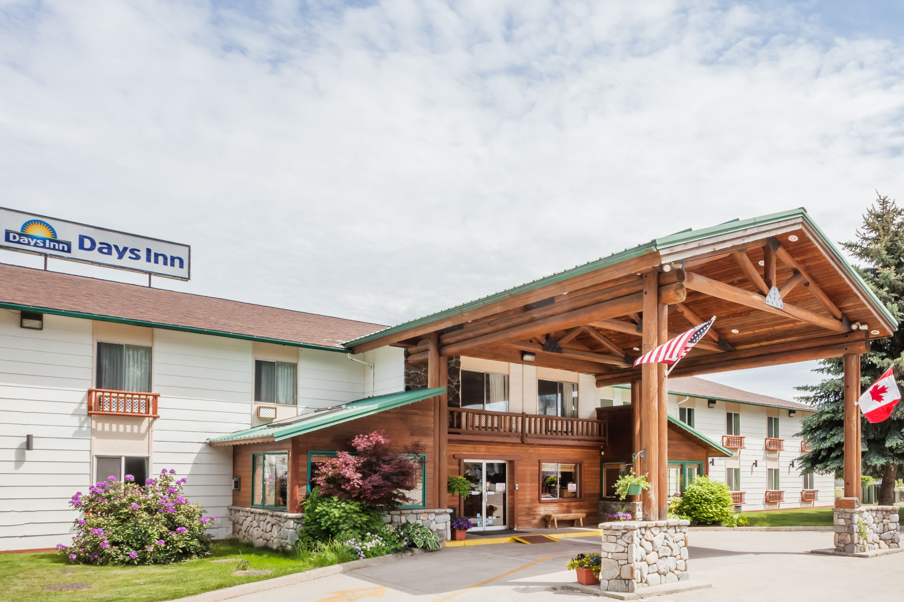 Exterior Day Image of Days Inn by Wyndham Sandpoint hotel in Ponderay, Idaho