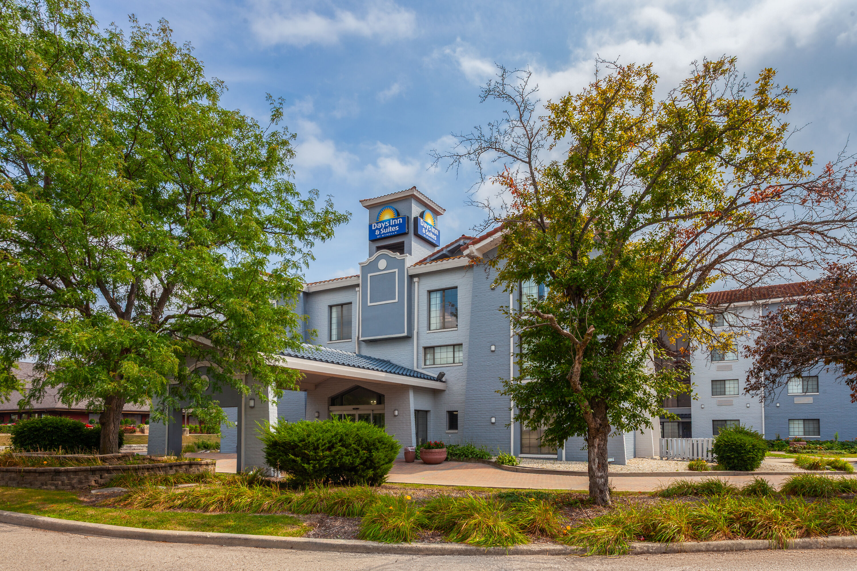 Exterior Day Image of Days Inn & Suites by Wyndham Arlington Heights hotel in Arlington Heights, Illinois