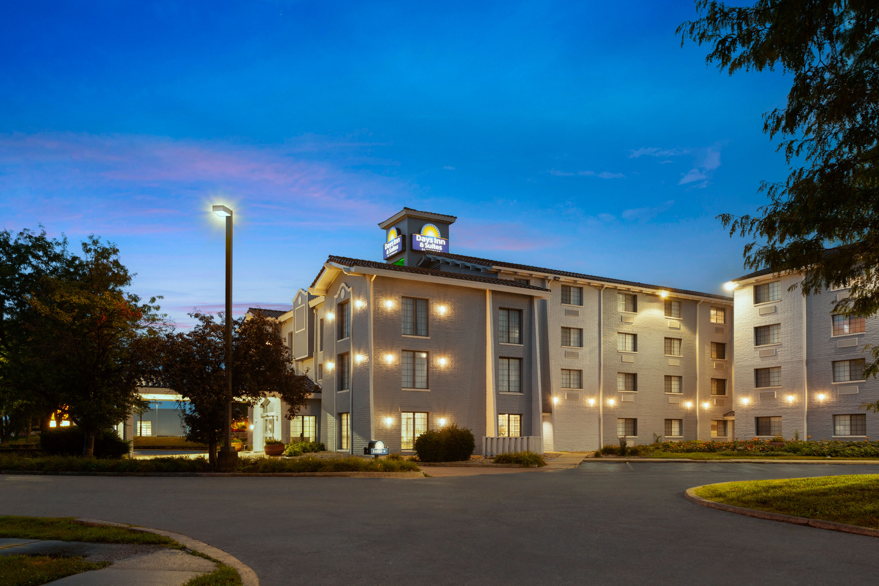 Exterior Dusk Image of Days Inn & Suites by Wyndham Arlington Heights hotel in Arlington Heights, Illinois